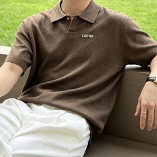 罗意威(LOEWE)针织Polo短袖T恤尺码M-3XL|▫ 深棕/燕麦米两色可选,低饱和色调适配度高,可 罗意威(LOEWE)针织Polo短袖T恤尺码M-3XL|▫ 深棕/燕麦米两色可选,低饱和色调适配度高,可
