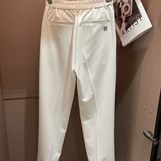罗意威(LOEWE)金属腰扣垂感直筒西裤尺码S-XL|▫ 经典黑/白两色可选,适配T恤、衬衫、针织衫,轻 罗意威(LOEWE)金属腰扣垂感直筒西裤尺码S-XL|▫ 经典黑/白两色可选,适配T恤、衬衫、针织衫,轻