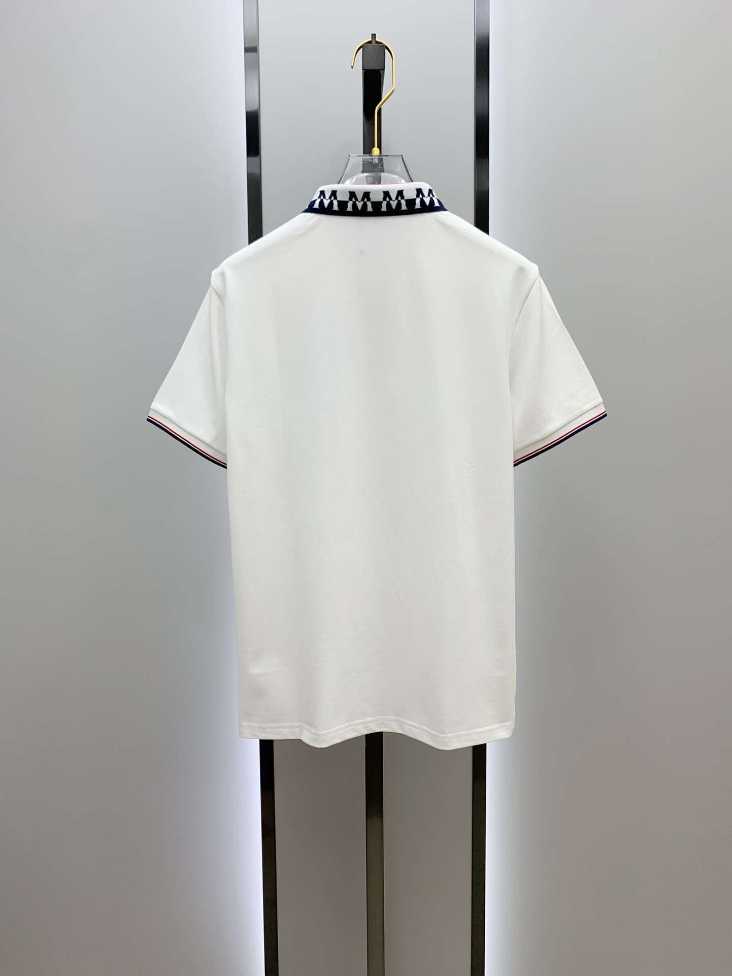 盟可睐(MONCLER)满印M纹领短袖Polo衫尺码M-3XL｜▫配色分为纯白、藏青两款，白色清爽柔和适