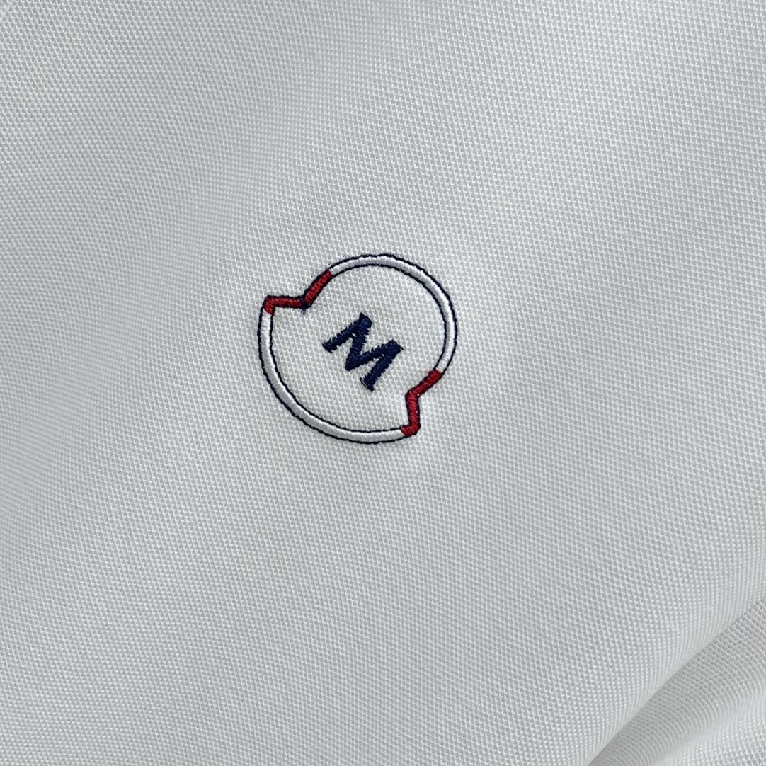 盟可睐(MONCLER)满印M纹领短袖Polo衫尺码M-3XL｜▫配色分为纯白、藏青两款，白色清爽柔和适