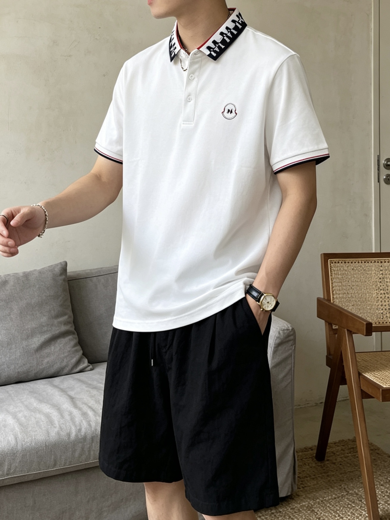 盟可睐(MONCLER)满印M纹领短袖Polo衫尺码M-3XL｜▫配色分为纯白、藏青两款，白色清爽柔和适