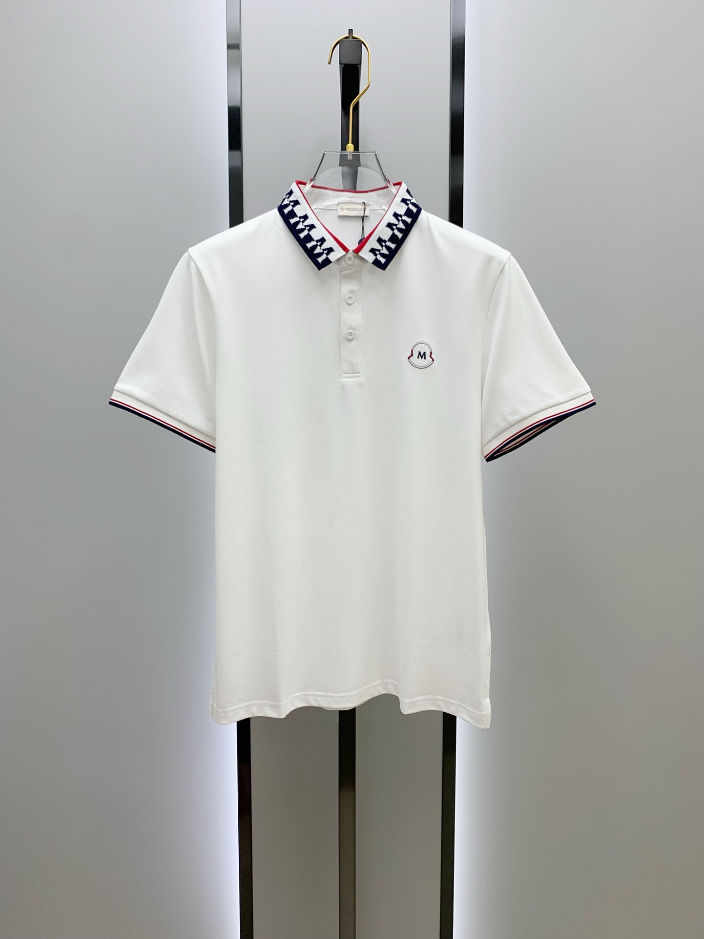 盟可睐(MONCLER)满印M纹领短袖Polo衫尺码M-3XL｜▫配色分为纯白、藏青两款，白色清爽柔和适
