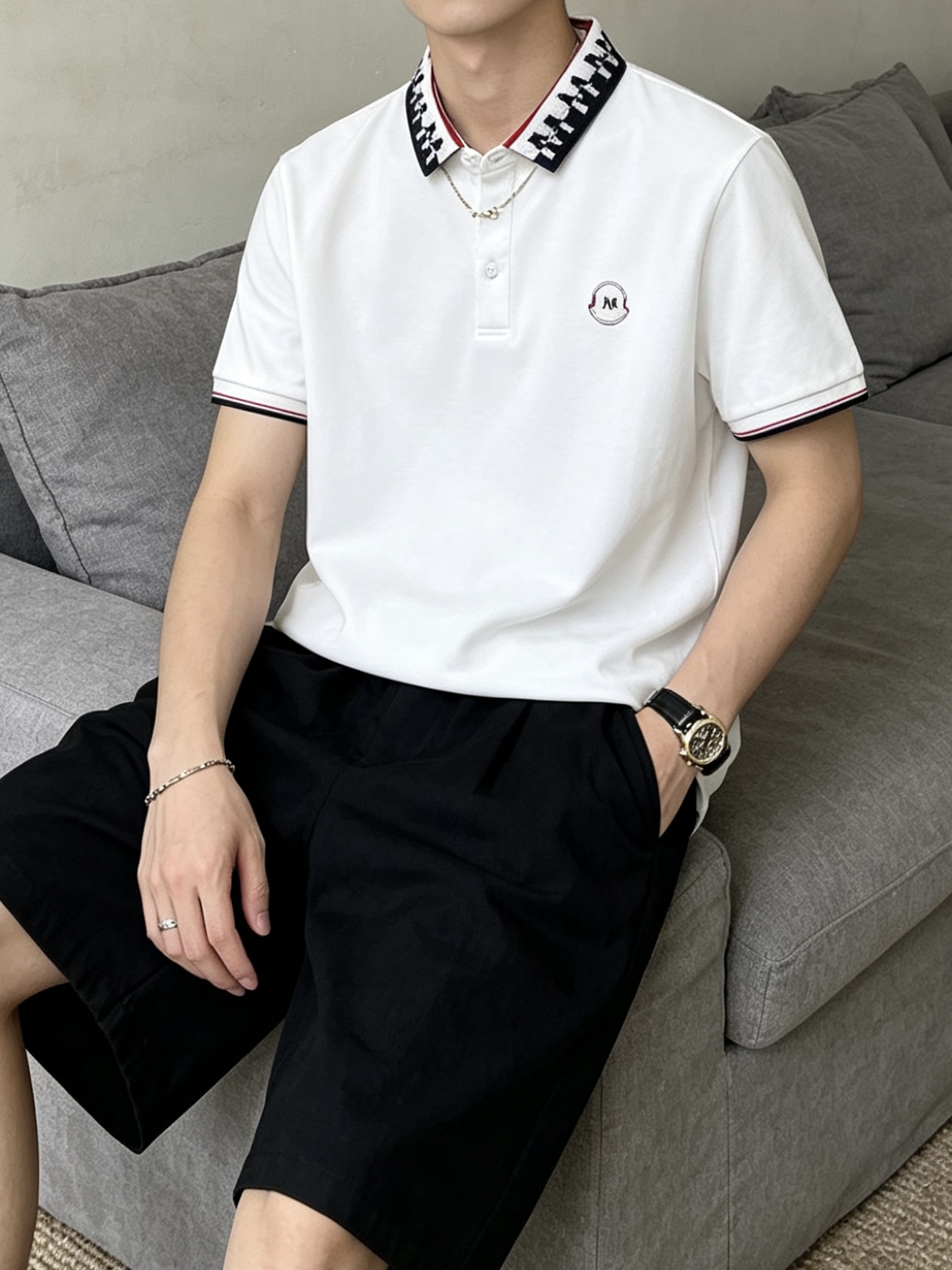 盟可睐(MONCLER)满印M纹领短袖Polo衫尺码M-3XL｜▫配色分为纯白、藏青两款，白色清爽柔和适