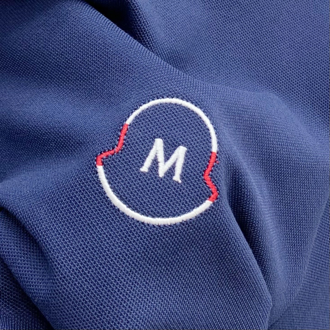 盟可睐(MONCLER)满印M纹领短袖Polo衫尺码M-3XL｜▫配色分为纯白、藏青两款，白色清爽柔和适