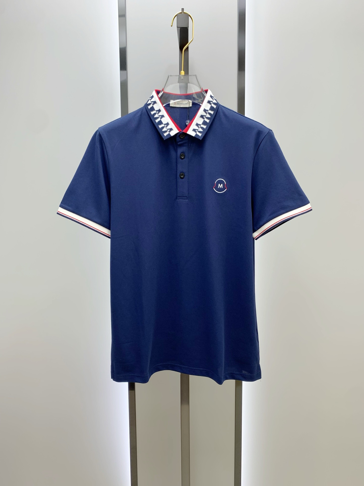 盟可睐(MONCLER)满印M纹领短袖Polo衫尺码M-3XL｜▫配色分为纯白、藏青两款，白色清爽柔和适