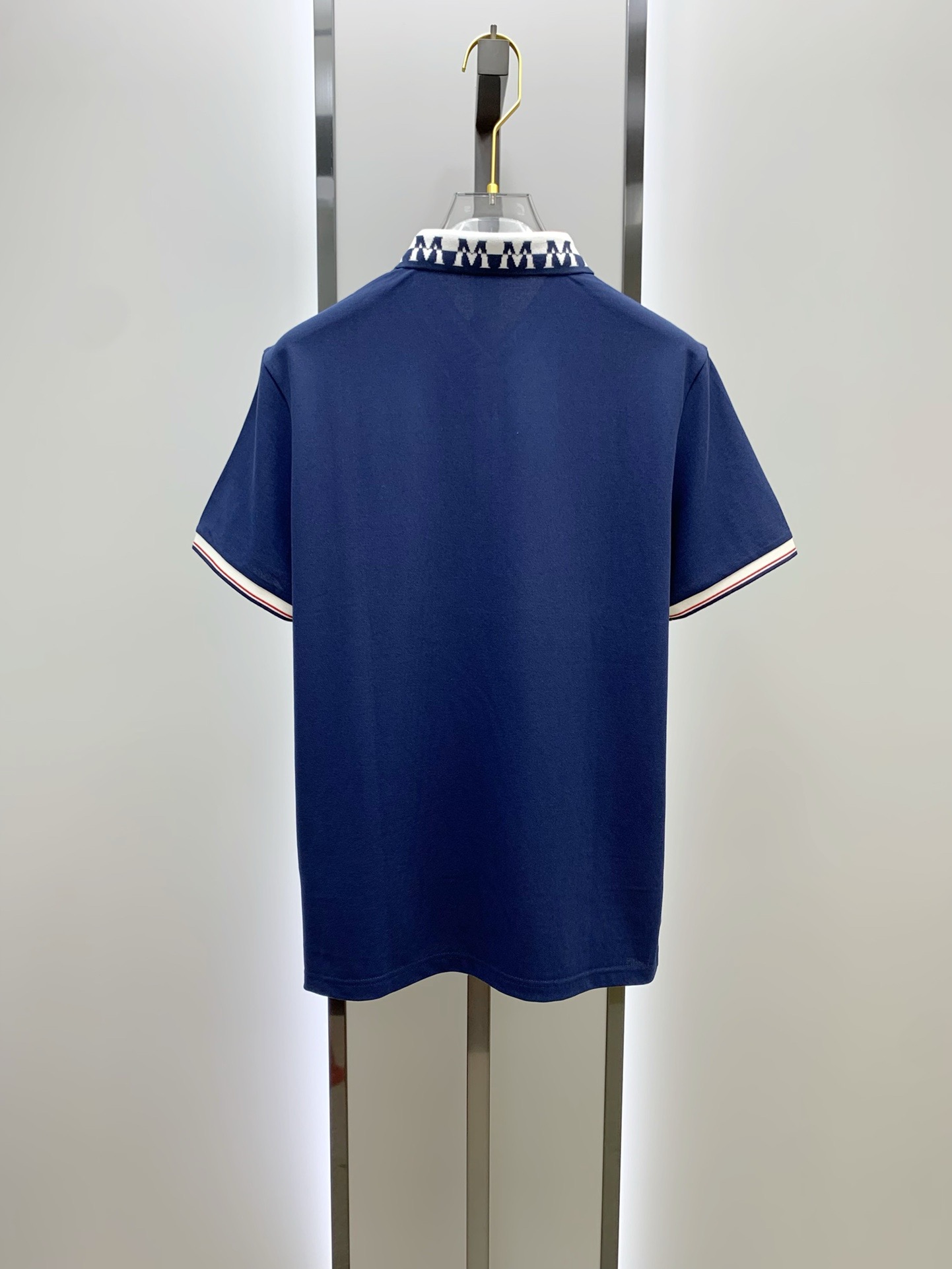盟可睐(MONCLER)满印M纹领短袖Polo衫尺码M-3XL｜▫配色分为纯白、藏青两款，白色清爽柔和适