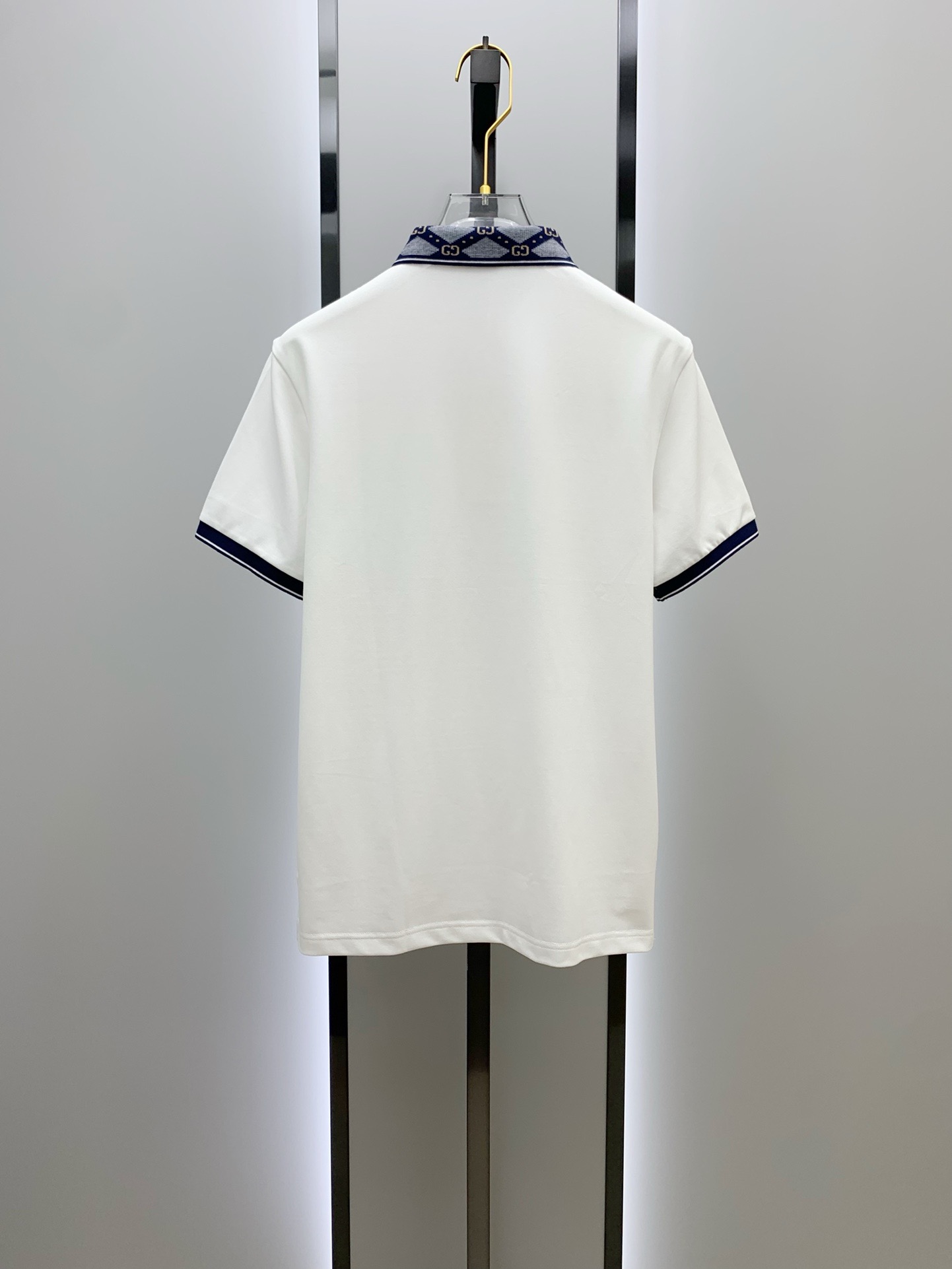 古驰(GUCCI)菱格双G提花领短袖Polo衫尺码M-3XL｜▫配色分为纯净白、藏青两色，白色清爽减龄适