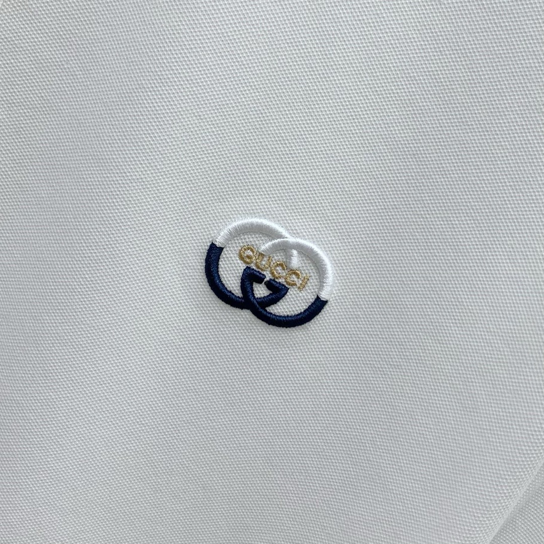 古驰(GUCCI)菱格双G提花领短袖Polo衫尺码M-3XL｜▫配色分为纯净白、藏青两色，白色清爽减龄适