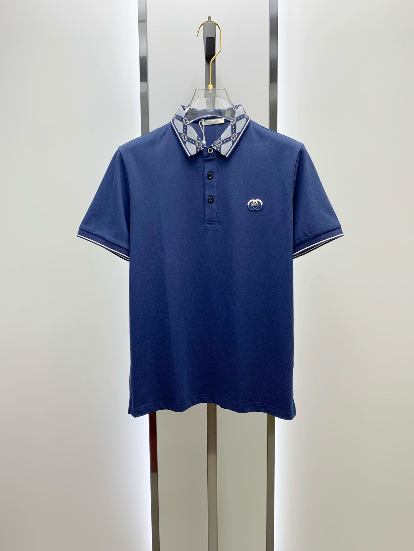 古驰(GUCCI)菱格双G提花领短袖Polo衫尺码M-3XL｜▫配色分为纯净白、藏青两色，白色清爽减龄适