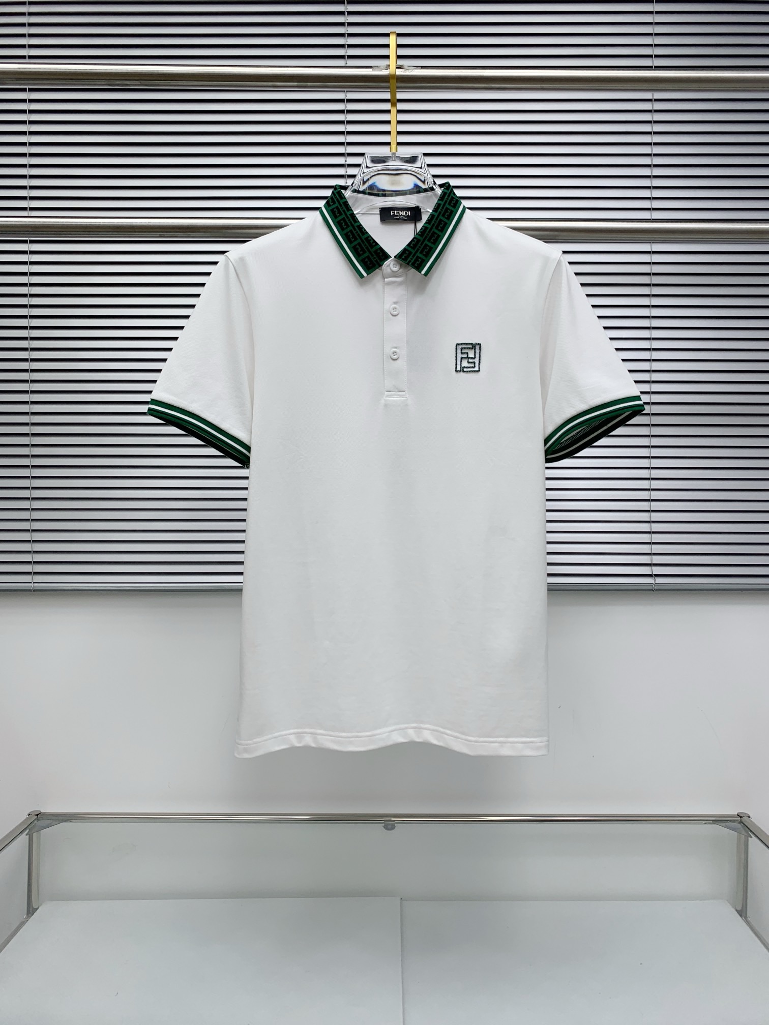 芬迪(FENDI)绿纹双F领短袖Polo衫尺码M-3XL｜▫配色分经典黑、纯净白两款，黑色低调酷感适配牛