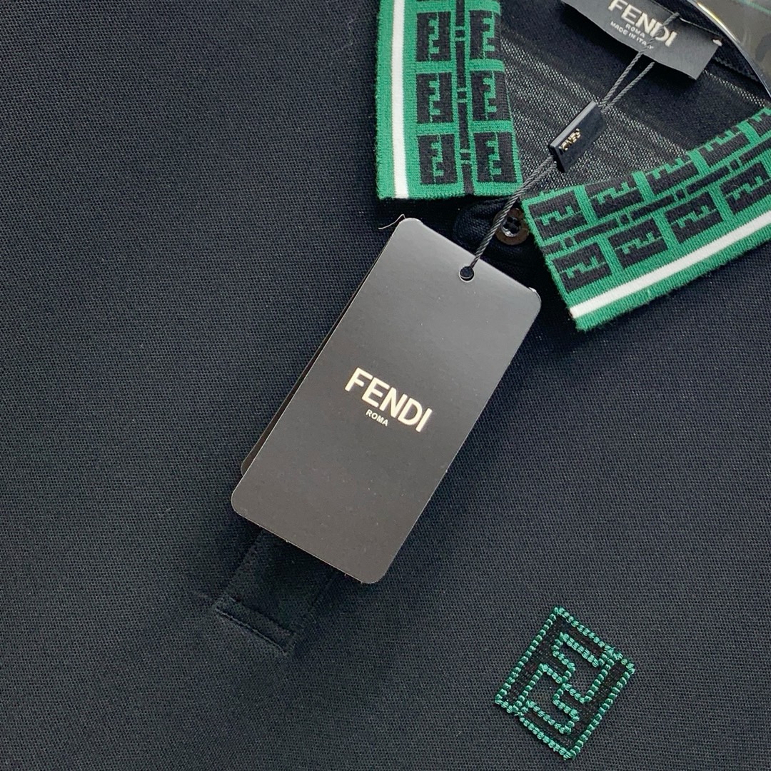 芬迪(FENDI)绿纹双F领短袖Polo衫尺码M-3XL｜▫配色分经典黑、纯净白两款，黑色低调酷感适配牛