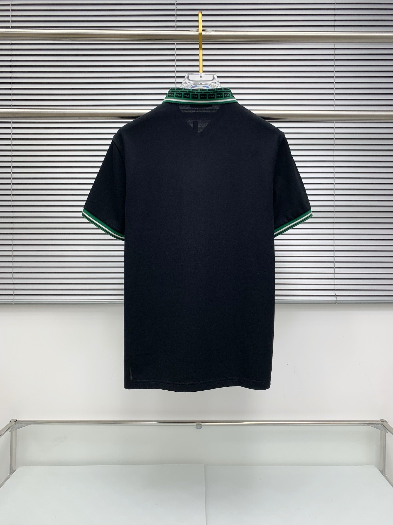 芬迪(FENDI)绿纹双F领短袖Polo衫尺码M-3XL｜▫配色分经典黑、纯净白两款，黑色低调酷感适配牛
