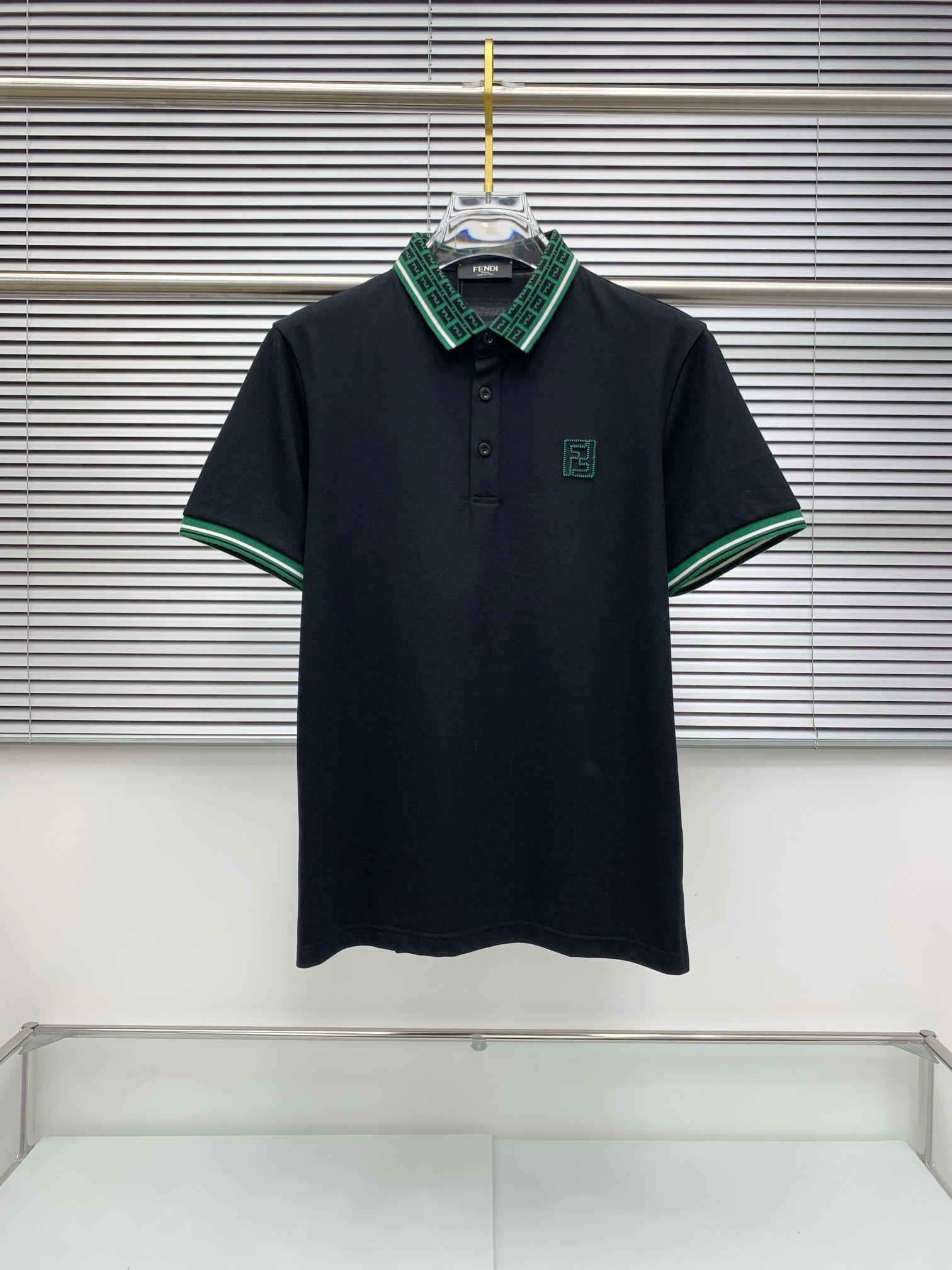 芬迪(FENDI)绿纹双F领短袖Polo衫尺码M-3XL｜▫配色分经典黑、纯净白两款，黑色低调酷感适配牛