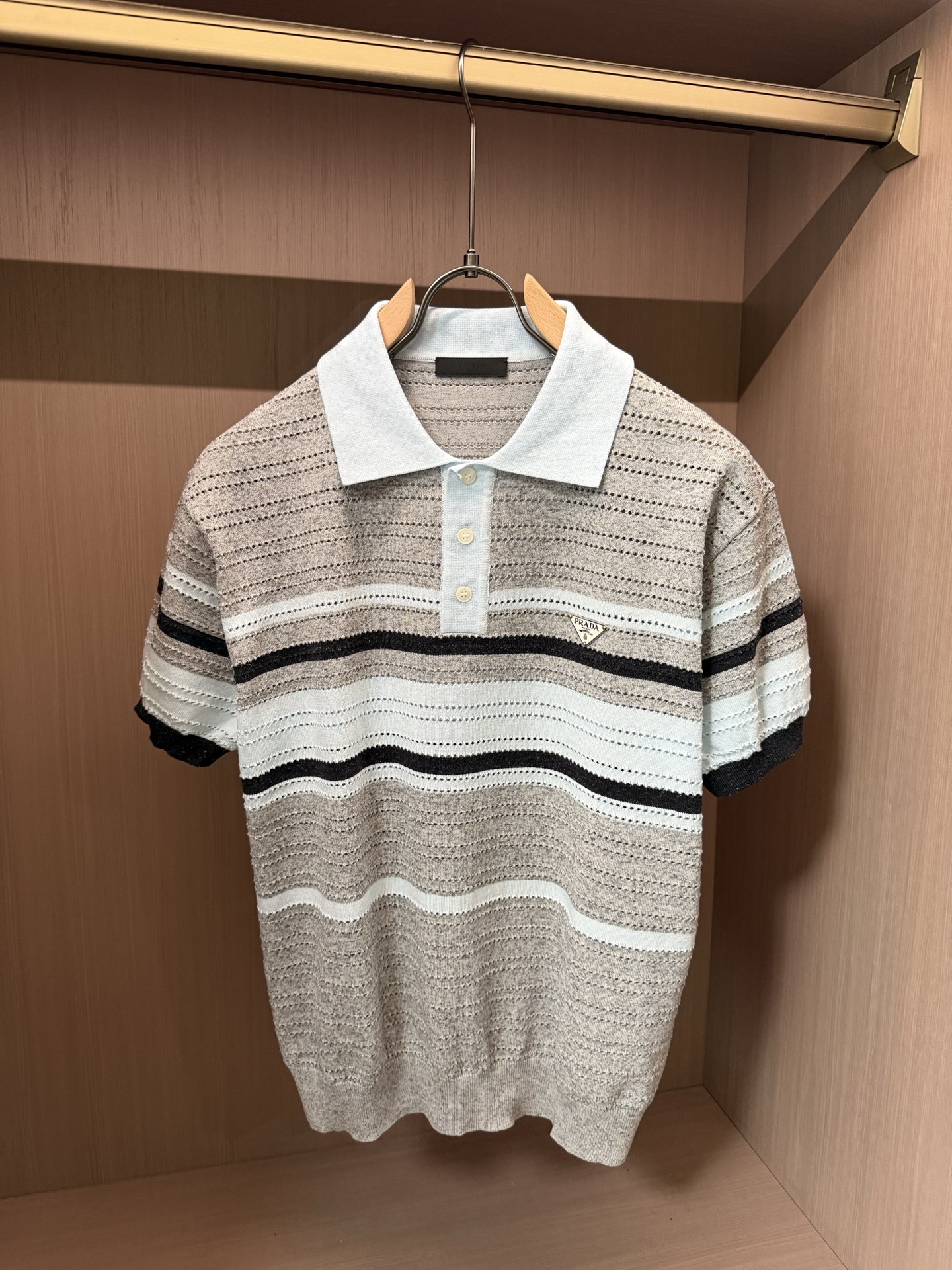 普拉达(PRADA)撞色条纹镂空针织短袖Polo衫尺码M-XL｜▫配色分黑白灰条纹、浅蓝灰条纹两款，黑白