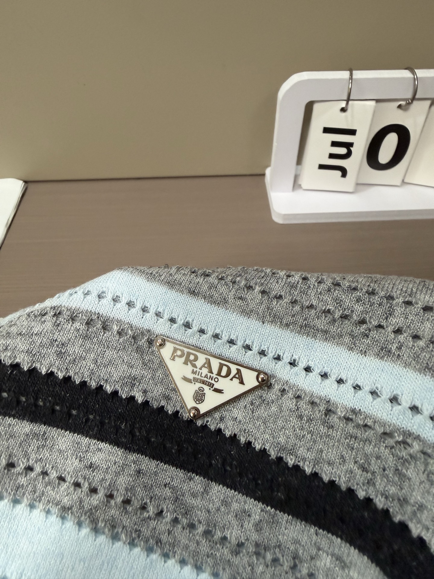 普拉达(PRADA)撞色条纹镂空针织短袖Polo衫尺码M-XL｜▫配色分黑白灰条纹、浅蓝灰条纹两款，黑白