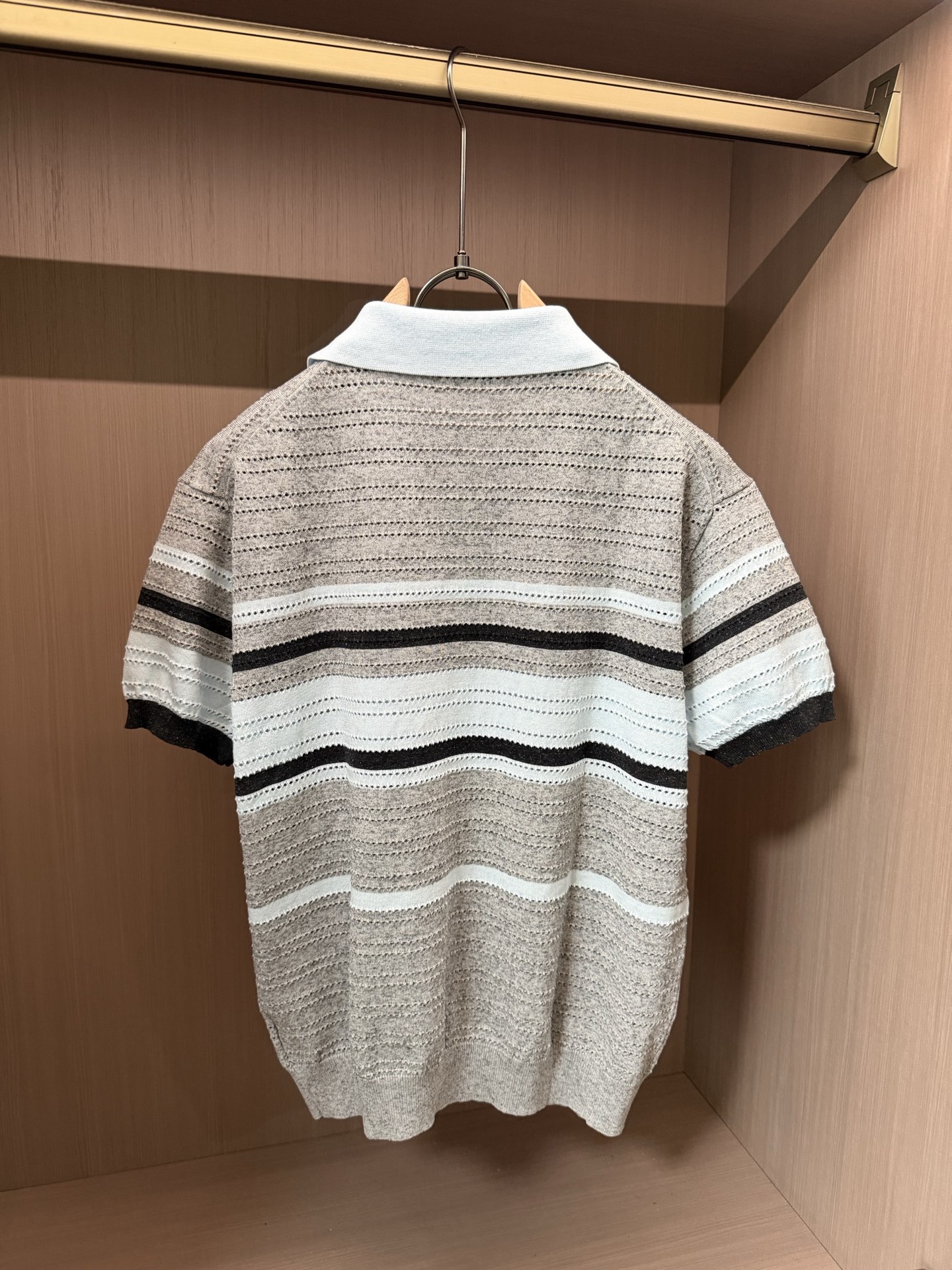 普拉达(PRADA)撞色条纹镂空针织短袖Polo衫尺码M-XL｜▫配色分黑白灰条纹、浅蓝灰条纹两款，黑白