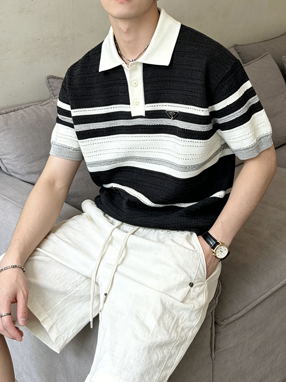 普拉达(PRADA)撞色条纹镂空针织短袖Polo衫尺码M-XL｜▫配色分黑白灰条纹、浅蓝灰条纹两款，黑白