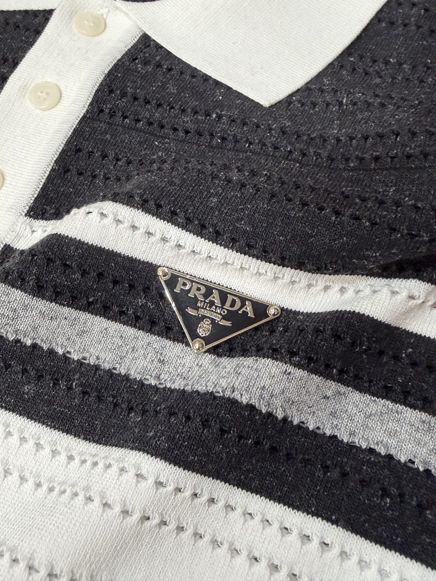 普拉达(PRADA)撞色条纹镂空针织短袖Polo衫尺码M-XL｜▫配色分黑白灰条纹、浅蓝灰条纹两款，黑白