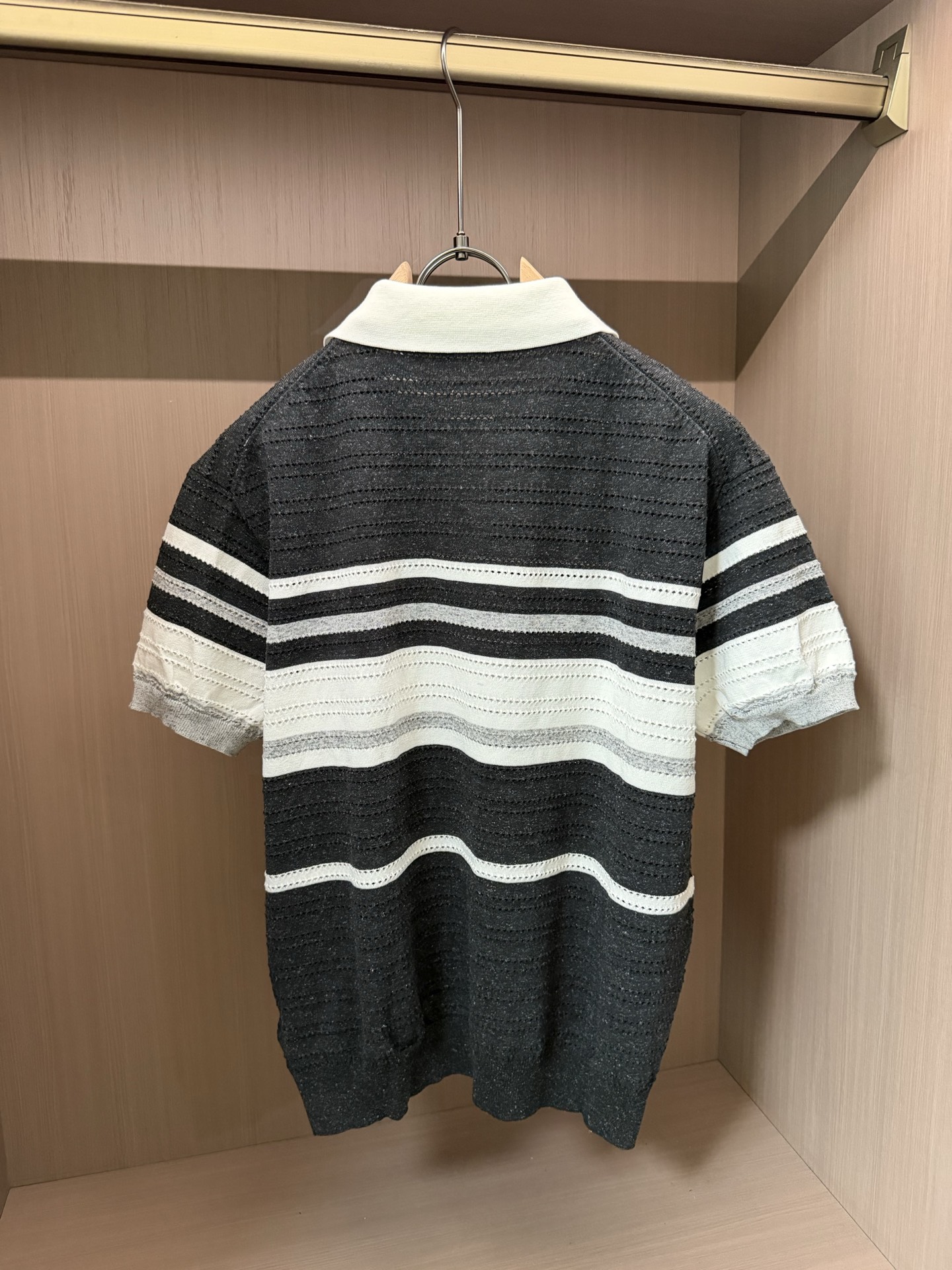 普拉达(PRADA)撞色条纹镂空针织短袖Polo衫尺码M-XL｜▫配色分黑白灰条纹、浅蓝灰条纹两款，黑白
