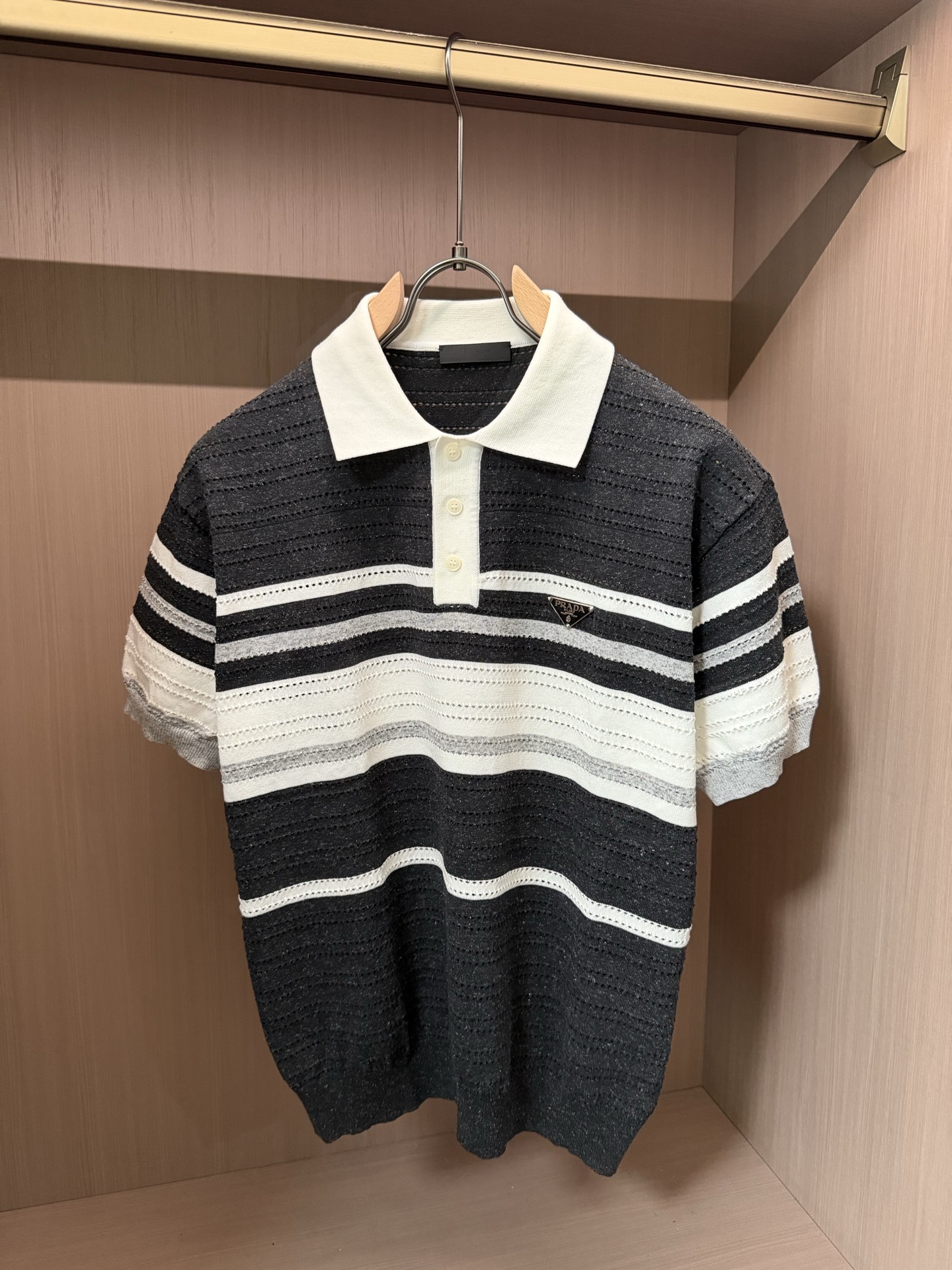 普拉达(PRADA)撞色条纹镂空针织短袖Polo衫尺码M-XL｜▫配色分黑白灰条纹、浅蓝灰条纹两款，黑白