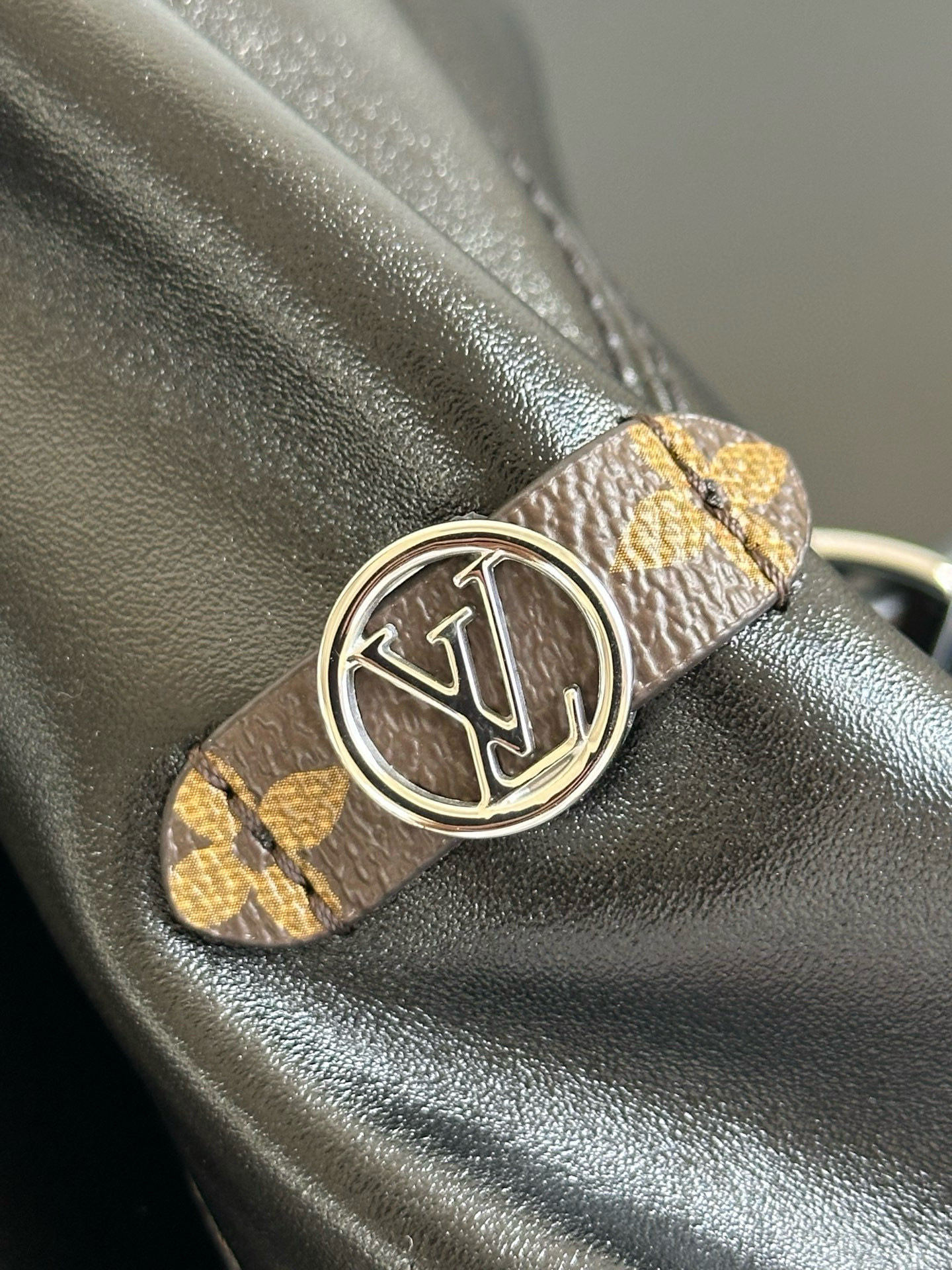 Louis Vuitton Off Duty Medium Bag M25545 Black Leather with Chain 11 i1757398528196 1035 0 13