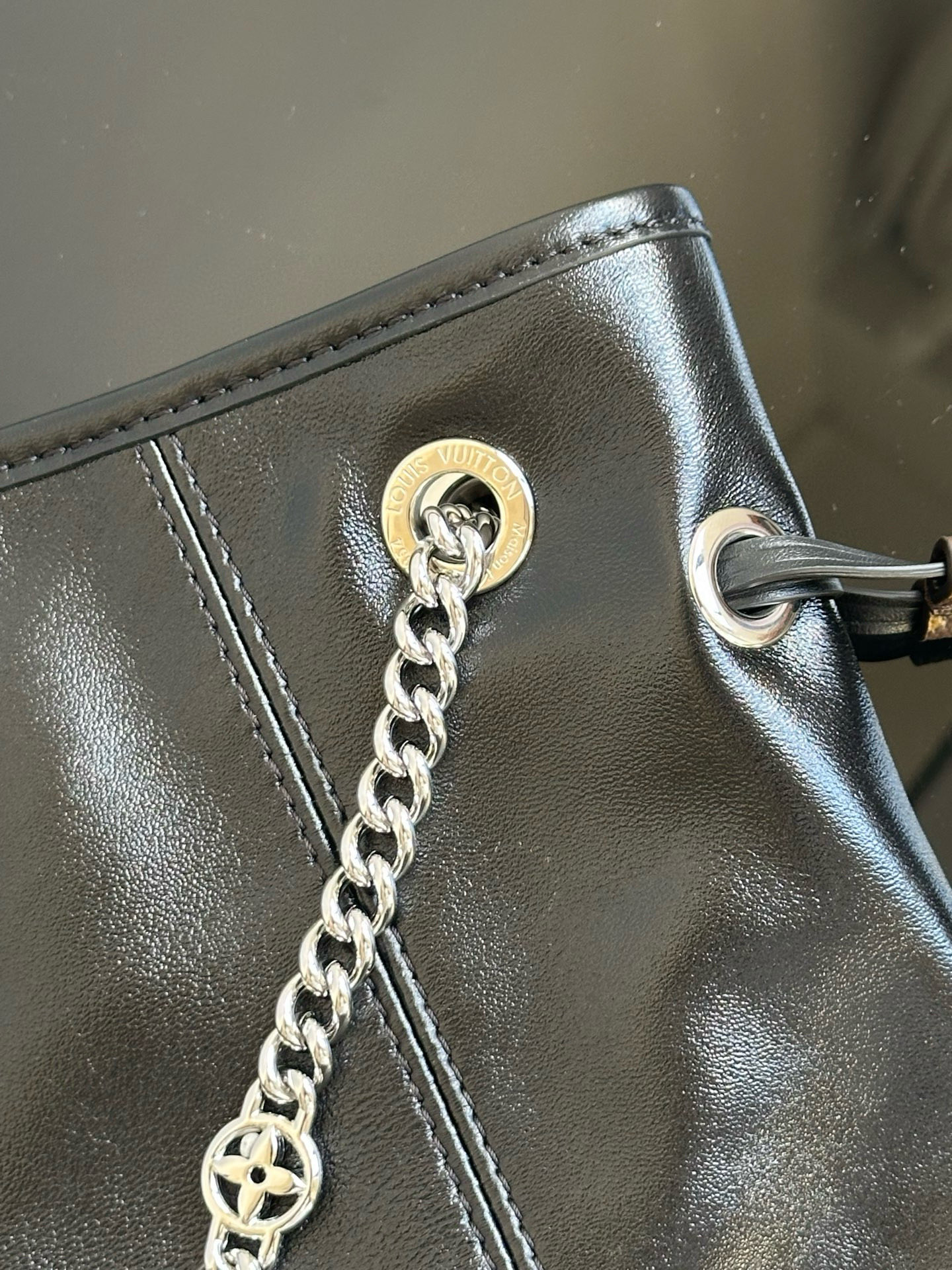 Louis Vuitton Off Duty Medium Bag M25545 Black Leather with Chain 13 i1757398529608 6942 0 14