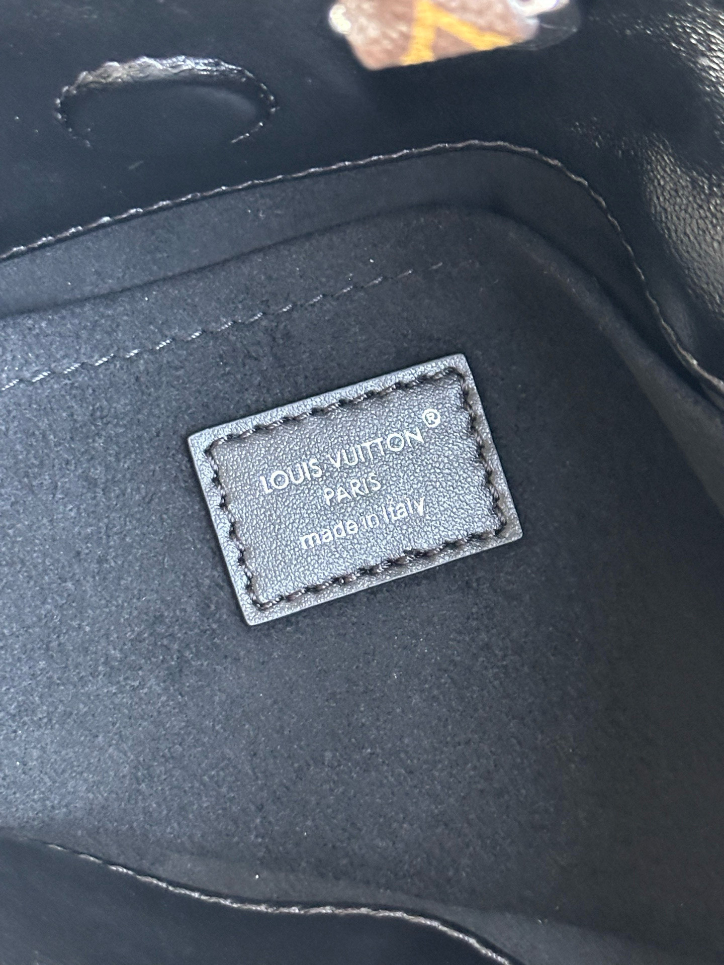 Louis Vuitton Vibe Off Duty Black Leather Shoulder Bag, 25 cm 15 i1757398722682 6018 0 13