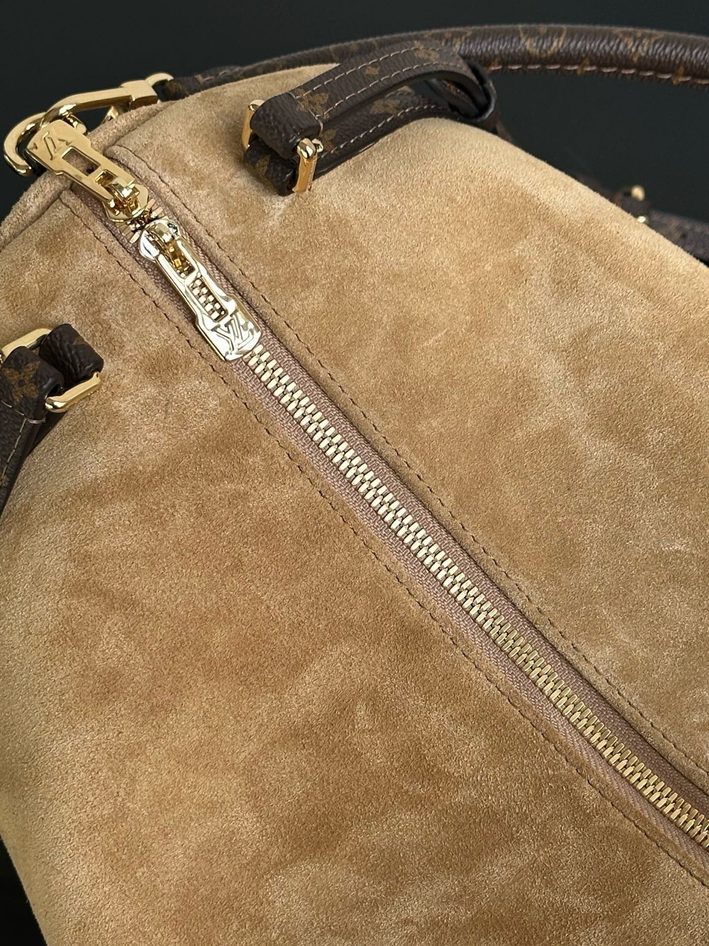 Louis Vuitton Express Medium Khaki Suede Bag - M26358 10 i1757593343619 2276 0 11