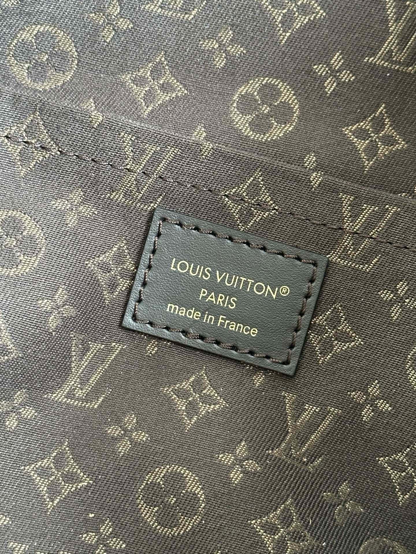 Louis Vuitton Express Medium Khaki Suede Bag - M26358 16 i1757593343758 2071 0 12