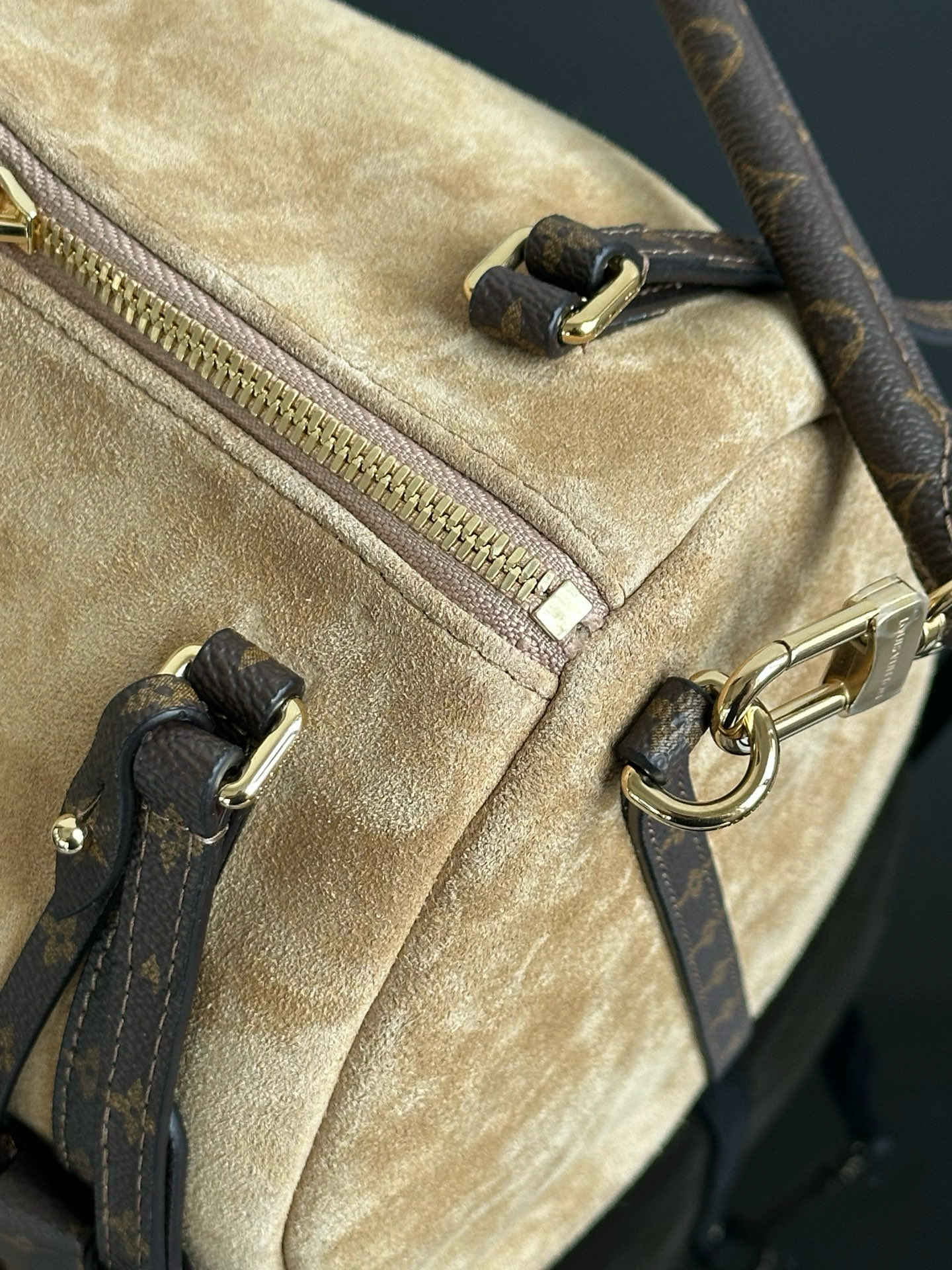 Louis Vuitton Express Medium Khaki Suede Bag - M26358 11 i1757593343781 1444 0 10