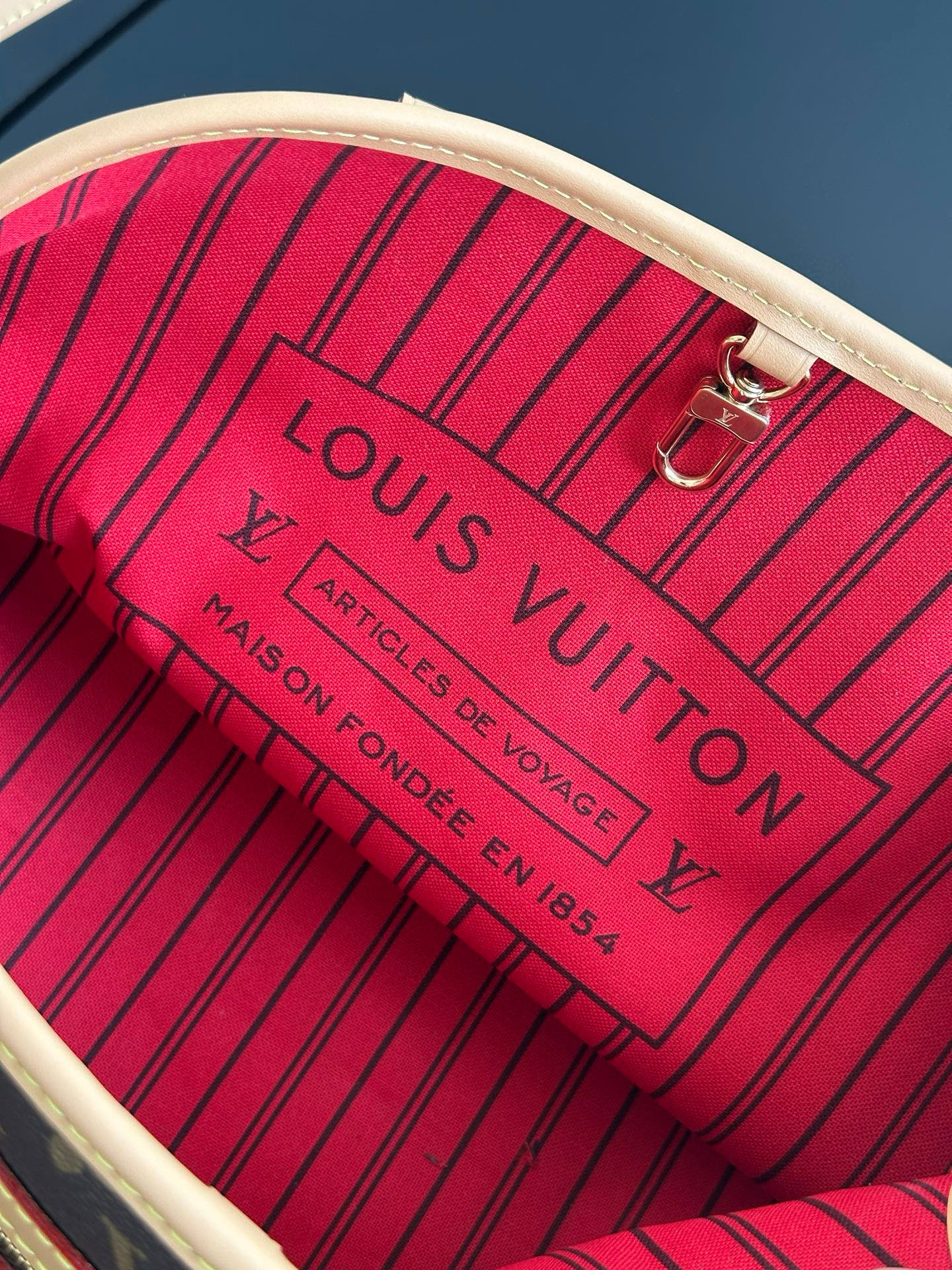 Louis Vuitton Ever More PM Handbag in Monogram Canvas with Detachable Pouch 20 i1758977050752 1297 0 15