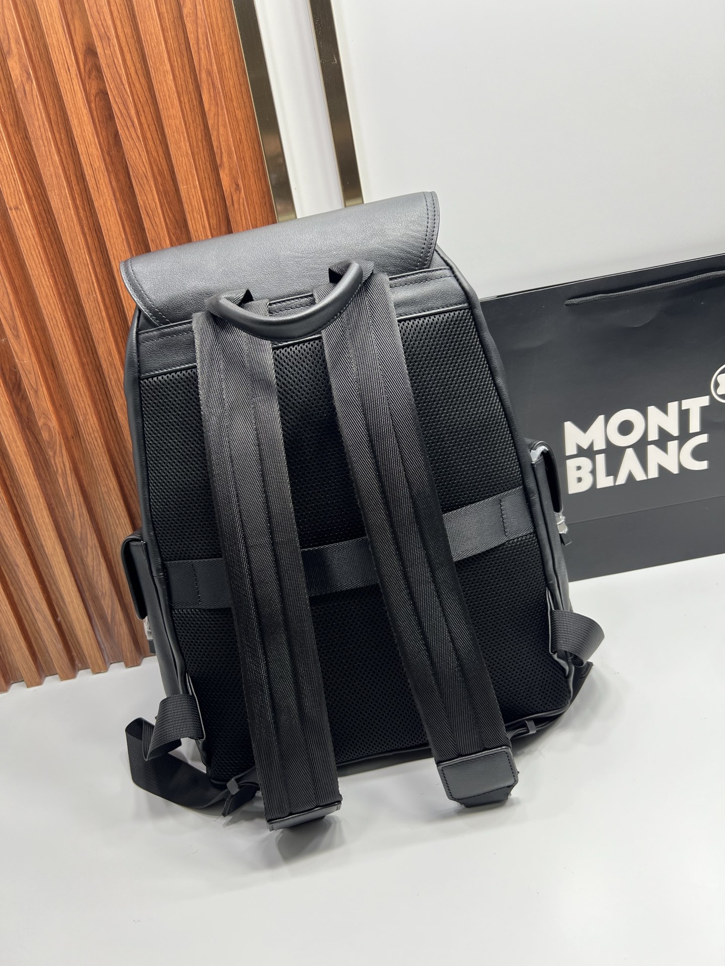 Montblanc 7082 Black leather 30x42x15cm everyday backpack