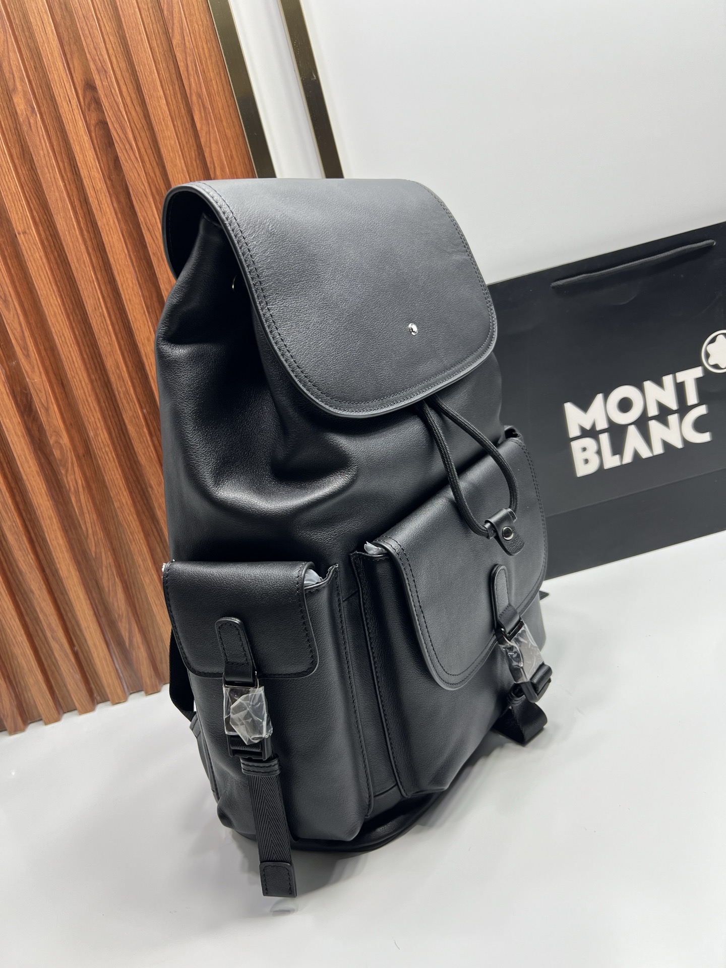 Montblanc 7082 Black leather 30x42x15cm everyday backpack