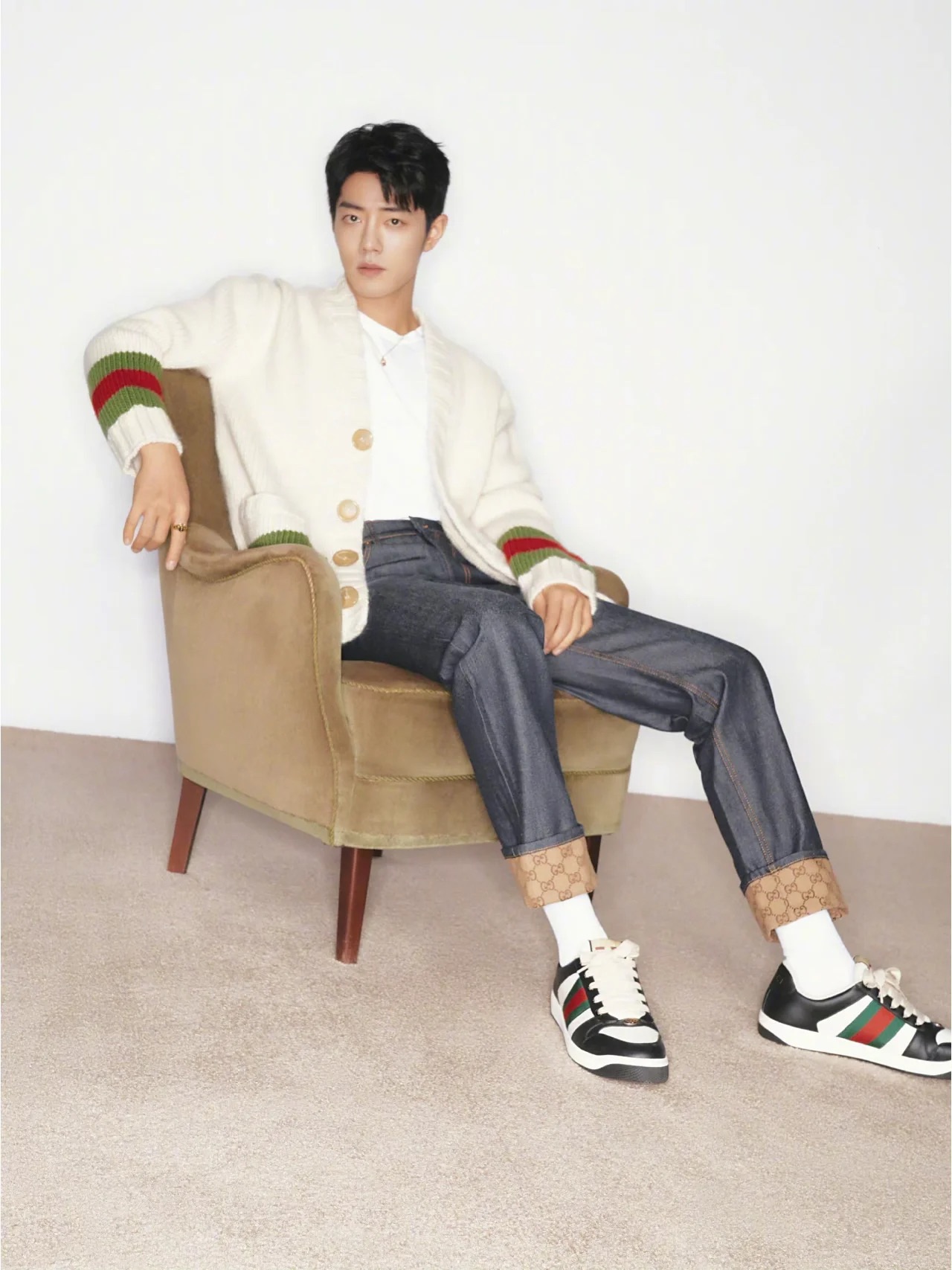 NO:513388,GUC hem red and green webbing striped logo V-neck knitted cardigan Ivy League school’s college style concept, the concept of classic fashion is no longer limited to traditional authentic life!  Customer-supplied fiber wool yarn blend material, instrument rod needle fine woven, twisted flower woven, greasy and lubricated texture, comfortable and not pressing, light and delicate, without pricking!  The special red and green stripes are embedded in color and weaving method is integrated into ready-to-wear, cleverly interpreting the college style elements!  Customized metal buttons decorative plackets make the fashionable and beautiful V-neck knitted jacket unique!  Color white Size S-L, gucci,jackets & coats,alexander wang19860909GUC下摆红绿织带条纹标识V领针织开衫常春藤盟校的学院风格理念,经典时尚的概念已经不再局限于传统本真的生活！ 客供纤维羊毛纱线混纺材质,器械棒针精织扭花织造,质感油腻润滑,舒适不紧迫,轻盈细腻不扎刺！ 专属性红绿条纹数嵌色织的方式融于成衣,巧妙演绎学院风元素！定制型金属纽扣装饰开襟让时髦靓丽的V领针织外套别有特色！ 颜色白色 尺码S-L,,gucci,jackets & coats,alexander wang,Men's clothing