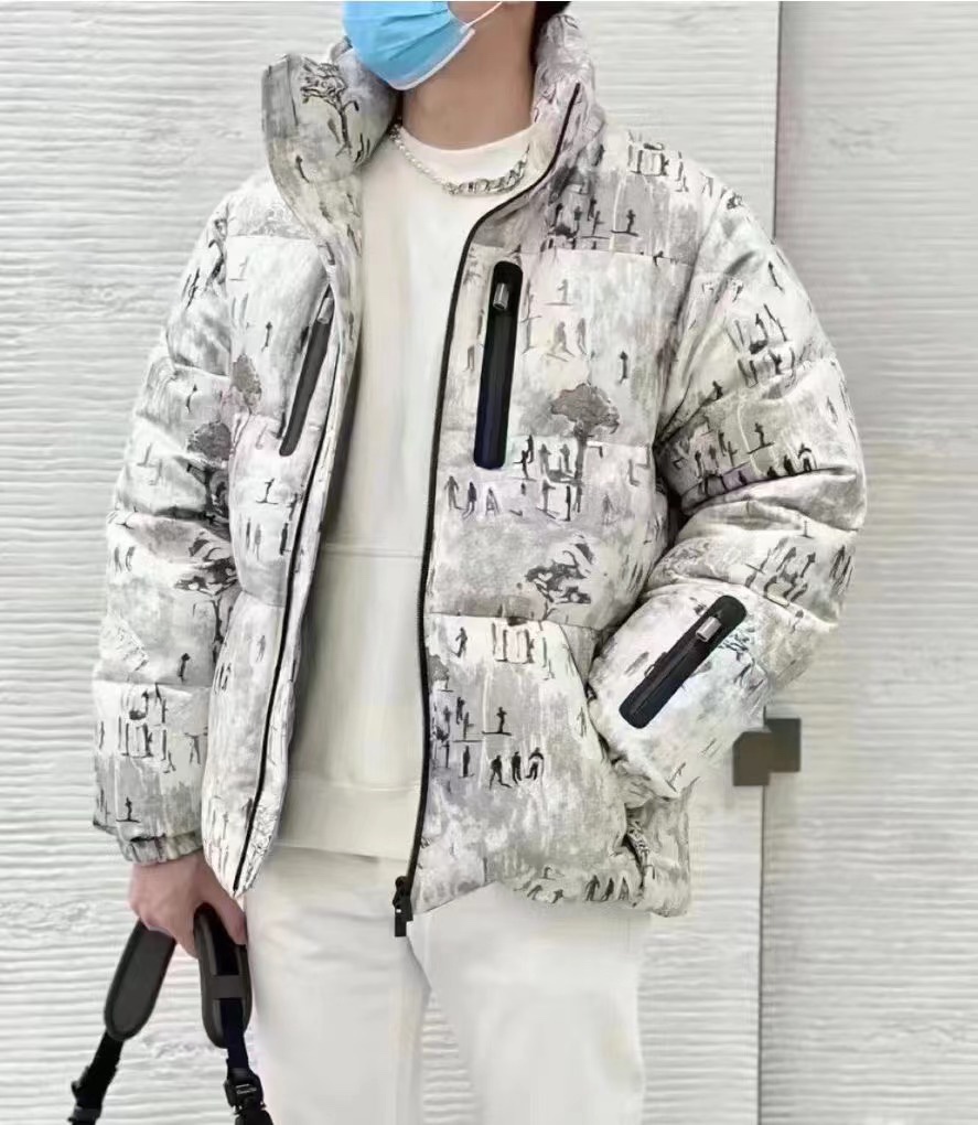 NO:567981,Down Jacket -. DR autumn and winter heavyweight limited ski series functional waterproof down jacket, same style for men and women, heavy industry taped stripe decoration, fashionable zipper hooded down jacket!  The new and strongest series, the collision of brand and functionality, the combination of high-tech functional performance fabrics and fashion aesthetics, creates this season's outstanding ski functional clothing!  This year's most powerful ski series is online, and the hottest styles are basically out of stock at the counter!  It is made of selected high-density fabrics customized by customers. The surface of the fabric is designed with heavy-duty rubberized strips and is symmetrically designed. It is pressed with high temperature by imported machines, making it visually more three-dimensional and contoured, and full of high-end and luxurious atmosphere!  The interior is filled with a high content of 90% white goose down, high-quality down certified by the national standard. It feels soft, fluffy and resilient, and its warmth is naturally guaranteed, making it easy to cope with cold climates and environments!  Black rubber ring zipper pull design, all the functional details of outdoor ski clothing are included!  The casual loose down jacket is very good at shaping the body. You can see different celebrity promotional pictures on all major social platforms, and you can also feel its extraordinary and exquisiteness!  This autumn and winter, we recommend ski suits that are carefully created and crafted by both parties. It is a product worth buying for trendy men and trendy women!  Color off-white Size 46-48-50-52,,jackets & coats,down jacket,hats,alexander wang19860909羽绒服-. DR秋冬重磅限定滑雪系列机能防水羽绒服 男女同款重工压胶条纹装饰时尚拉链连帽羽绒服外套！ 全新最强系列,品牌与功能性的碰撞,高科技功能性能面料时尚美学相结合,打造这季出色的滑雪机能服！本年度最强悍的滑雪系列上线,柜台基子缺货断货状态的王炸款式！ 精选客供定制高密度面料制成,面料表面超重工压胶条对称设计,通过进口机器高温压烫,令视觉上更加立体有轮廓感,充满着十足的高级感与奢华气息！内里高含量90白鹅绒填充,经国标认证的优质绒毛,手感柔软蓬松富有回弹力,暖性自然得到保障,能够轻松应对寒冷的气候与环境！黑色橡胶环形拉链头设计,户外滑雪服所有的功能性细节都有！ 休闲宽松羽绒服 对身体的塑形非常到位,各大社交平台都可以见到不同的明星宣传图,也能感受到它的不凡与精致！这个秋冬双方用心创作与倾心打造的滑雪服推荐,潮男潮女们超级值得入手的臻品！ 颜色灰白色 尺码46-48-50-52,,jackets & coats,down jacket,hats,alexander wang,Men's clothing