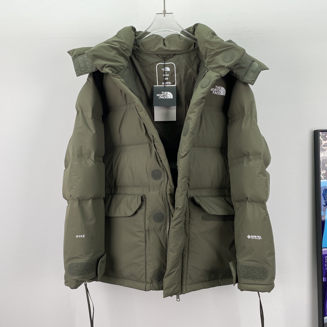 NO:548408,Exclusive new model, top-end version, North Japanese purple label, heavyweight HYKE co-branded down jacket, thickened windproof waterproof down jacket, a difficult model to collide with, boys and girls, product color scheme, black, olive green, Size S, M, L, XL, XXL, 1 is filled with national standard 90 white duck down, better warmth, lightweight and not heavy, good fluffy after compression, 2 round factory customized waterproof fabric, exclusive use of original consistent single-layer fabric method, single-layer fabric tests that the fabric and down must meet the standards, prevent down from running, and ensure the feel and fluffy. 3 Most of the whole clothing adopts glue pressing process. This process not only tests whether the fabric and down meet the standards, but also tests the craftsmanship of the worker. This dress can reflect high-end quality as soon as it is on the upper body, and the physical object is even more perfect  4 Zippers are customized by original factory. YKK lettering is clear, three-dimensional, perfect and smooth texture. 5 Auxiliary materials and buttons are customized by original. Make every piece of clothing carefully to give every customer the confidence to introduce to his customers. This is the top version in China., The North Face, down jacket, alexander wang19860909独家新款,顶配版本 北面日系紫标 重磅HYKE联名羽绒服 big down 加厚防风防水羽绒服 很难撞款的一款 男生女生穿都很可 产品配色 黑色 橄榄绿 尺码S, M ,L ,XL, XXL, 1采用国标90白鸭绒填充 保暖性更出色 轻便不厚重 压缩后的蓬松度恢复性好、 2圆厂定制防水布料 独家采用原版一致单层布料做法 采用单层布料考验了布料及羽绒必须要达标 防止跑绒 并保证手感及蓬松度 3全衣整体大部分采用压胶工艺 这道工序既考验布料与羽绒是否达标 也很考验工人师傅的手艺 这件衣服一上身就能体现出高端品质 实物更是完美 4拉链采用原厂定制 YKK刻字清晰 立体 质感完美顺滑 5辅料及扣子均采用原版定制 用心做好每一件衣服 让每一位客户都有底气去给他的客户介绍说 这个是国内最顶级版本,,The North Face,down jacket,alexander wang,Men's clothing