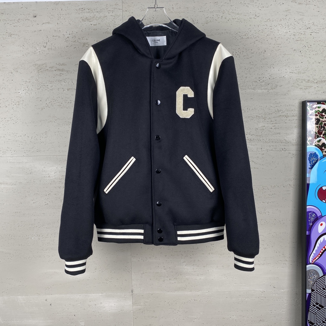 NO:524754,CE large C letter logo ~ Couple short inlay hooded baseball uniform jacket jacket American retro college style 70% wool blend jacket, different from various currency versions in the market, get what you pay for, the hard truth forever!  The black and white combination is always the most classic and most durable. It is not picky about the upper body~ The fabric is made of wool blend and refined, and the special machine is customized. It has a very textured texture, 500D lining, twill texture lining. The shoulder white is spliced ​​with leather surface, and the splicing position is edged. Metal accessories are also customized for customers, with a texture that is not comparable to market goods!  Men and women, color black, size 46 48 50 52 54 56.,,jackets & coats,jackets & coats,hats,alexander wang19860909CE大C字母标识~情侣款短款嵌花连帽棒球服夹克外套 美式复古学院风的百分之70羊毛混纺外套,区别市场各式通货版 一分钱一分货,永远的硬道理！黑白配的永远最经典 最耐看 还不挑人上身哦~面料是羊毛混纺精制的,特种机器定织定纺 非常有质感,500D衬里,斜纹肌理感内衬 肩部白色是皮面拼接,拼接位做了包边处理 金属配件也是客供定制的,非市场货可比的质感！男女同款 颜色黑色 尺码46 48 50 52 54 56.,,jackets & coats,jackets & coats,hats,alexander wang,Men's clothing