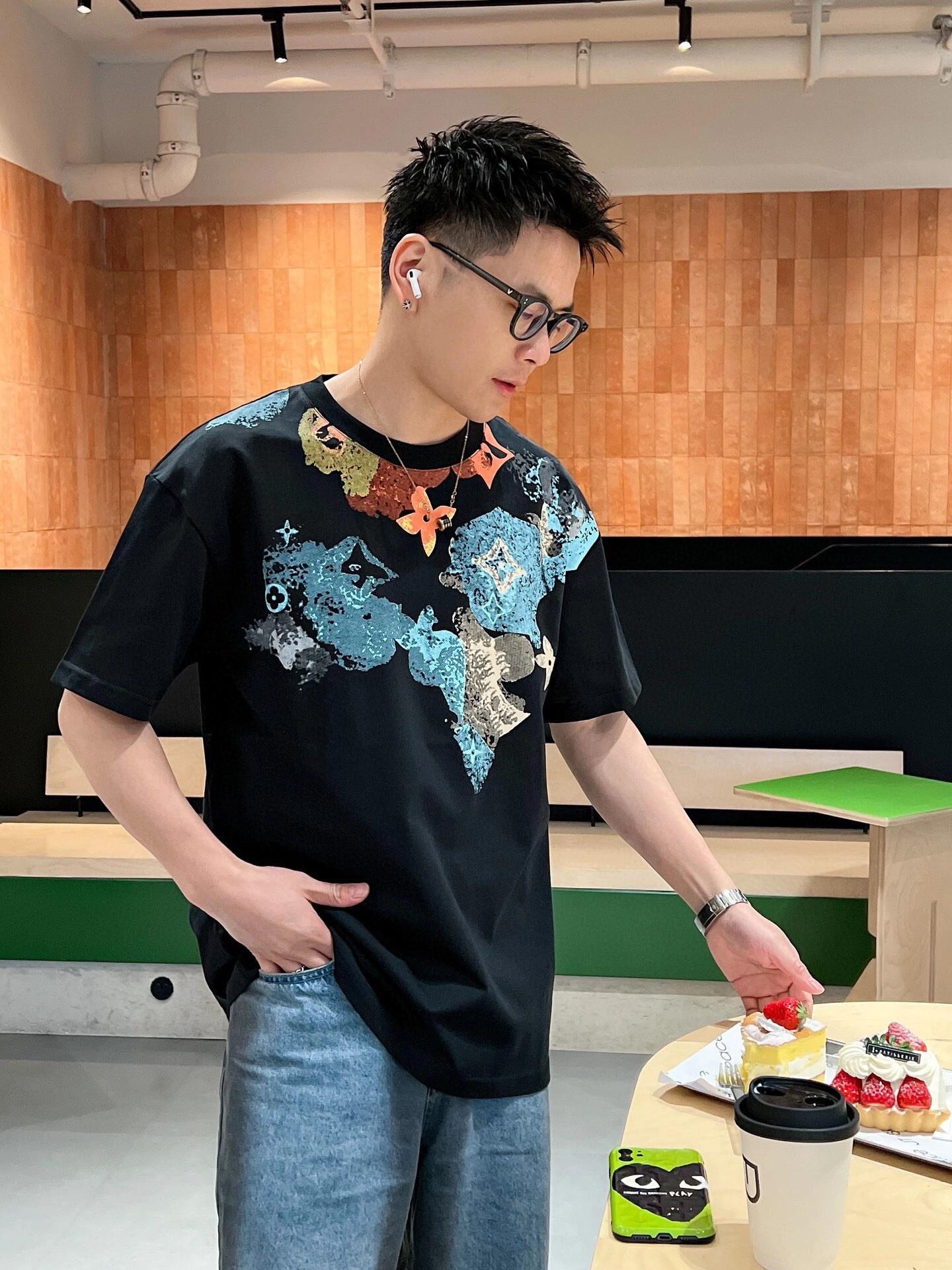 NO:473559,1V color ink rendering print decorative short-sleeved T-shirt, luxury and casual integration, the most beautiful and cool fashion short T-shirt, open design inspiration, bold and ostentatious without losing personality!  Customer-supplied knitted cotton fabrics have a very high sense of class, and are more comfortable and breathable!  The new color ink print is matched with an outstanding trend, simple but not boring, versatile and atmospheric, interpreting the characteristics of casual and fashionable themes!  The front Mongram print uses a new color ink rendering printing design and integrates it with the large body to create a rich and diverse texture to highlight the charm of diverse trendy details!  Color navy blue Size XS-L Exclusive, T-shirt,tees, t-shirt,alexander wang198609091V彩墨渲染印花装饰短袖T恤 奢感休闲为一体成就最美最酷时装短T,开放型的设计灵感,大胆张扬不失个性！ 客供针织棉面料,具备相当高的档次感,舒适透气性更为强大！全新彩墨印花搭配极为出众的潮流感,精简而不枯燥,百搭大气,诠释休闲时尚主题的特色！ 前部Mongram印花采用新式彩墨渲染印花设计与大身融为一体,打造丰富多样的质感彰显多样化的潮流细节魅力！ 颜色藏蓝色 尺码XS-L 独家专供,,T-shirt,tees，t-shirt,alexander wang,Men's clothing