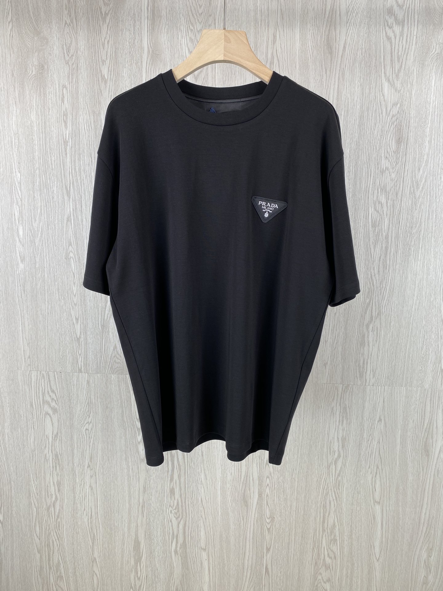 NO:121438,The simpler the style, the more graceful it is. The 80 double-stranded flat pattern, the fabric is very high-end, and it is also very comfortable, light and soft, and weighs 210G grams, making the whole dress feel quite drooping. The price of 8.5K YB proves that it is a very high-end series. The high-frequency embossing process uses imported silicone, black has brightness and white has a warm feeling. Because the font is really too small, it is inevitable to modify the mold, and the details are quite perfect. The triangle brand is a three-layer structure of human silk fabric. The back is composited with a high-strength woven silhouette. After laser cutting, it is embroidered with an embroidery machine. It is a simple triangle with a three-layer positioning line. The white triangle mark is also quite perfect, with no color difference, and the pattern is the same as the original.  Only laser cutting can accurately align. The overall fabric of the mold switch knife will deform, and it will not be accurate when doing embroidery. Many people on the market only have two layers, because the lower two layers are completely overlapping, and it is difficult to achieve 100% accuracy. Color black and white. Number of codes S M L XL,,T-shirt,alexander wang19860909P家立体3角标志短袖 越简单的款式越磨人,80支双股双面平纹,面料很高级,也很舒服,轻薄柔软,210G克重,让整件衣服相当有垂感.8.5K的YB价格,证明了是相当高端的系列. 高频压花工艺,采用了进口硅胶,黑色有亮度,白色有温润感.字体因为真的太小了,所以改模具,是必然的,细节呈现相当完美. 三角牌是三层结构的人丝布料,背面复合了高强度的梭织朴,经过激光切割,才用绣花机绣上去,一个简单的三角形,3层定位线. 白色的三角标颜色也是相当完美的,没有色差,布纹也是和原版一致. 激光切割才能精准对位,模具闸刀整体布料会变形,做刺绣的时候就不会精准,市面很多都只做了两层,因为下面两层是完全重合的,很难做到百分百精准.颜色 黑色 白色.码数 Ｓ M L XL,,T-shirt,alexander wang,Men's clothing