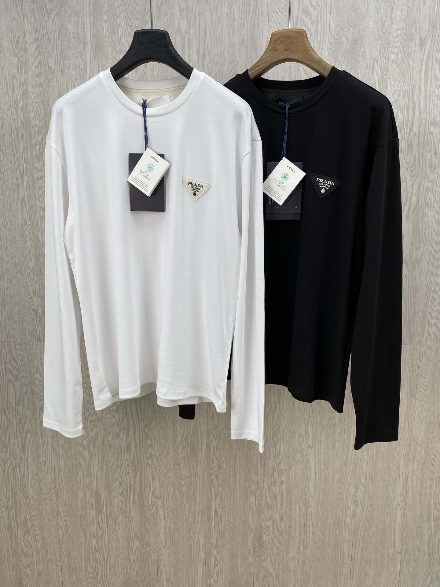 NO:121429,PD Early Autumn New Three-dimensional Triangle Logo Long Sleeve T-shirt The simpler the style, the more gripping it is. 80 double-stranded flat patterns, the fabric is very high-end, and comfortable, light and soft, 260G grams, making the whole dress feel quite drooping. The high-frequency embossing process uses imported silicone, black is bright and white is warm. Because the font is really too small, it is inevitable to modify the mold, and the details are quite perfect. The triangle brand is a three-layer structure of human silk fabric. The back is composited with a high-strength woven silhouette. After laser cutting, it is embroidered with an embroidery machine. A simple triangle shape and 3-layer positioning line. The color of the white triangle mark is also quite perfect. Laser cutting can accurately align. The overall fabric of the mold switch knife will deform, and it will not be accurate when doing embroidery. Many people on the market have only made two layers, because the lower two layers are completely overlapping, and it is difficult to achieve 100% accuracy. Code count  S M L XL.,,tees,t-shirt,alexander wang19860909PD 早秋新款 立体三角标志长袖T恤 越简单的款式越磨人,80支双股双面平纹,面料很高级,也很舒服,轻薄柔软,260G克重,让整件衣服相当有垂感.高频压花工艺,采用了进口硅胶,黑色有亮度,白色有温润感.字体因为真的太小了,所以改模具,是必然的,细节呈现相当完美.三角牌是三层结构的人丝布料,背面复合了高强度的梭织朴,经过激光切割,才用绣花机绣上去,一个简单的三角形,3层定位线.白色的三角标颜色也是相当完美的,激光切割才能精准对位,模具闸刀整体布料会变形,做刺绣的时候就不会精准,市面很多都只做了两层,因为下面两层是完全重合的,很难做到百分百精准.码数 S M L XL.,,tees，t-shirt,alexander wang,Men's clothing