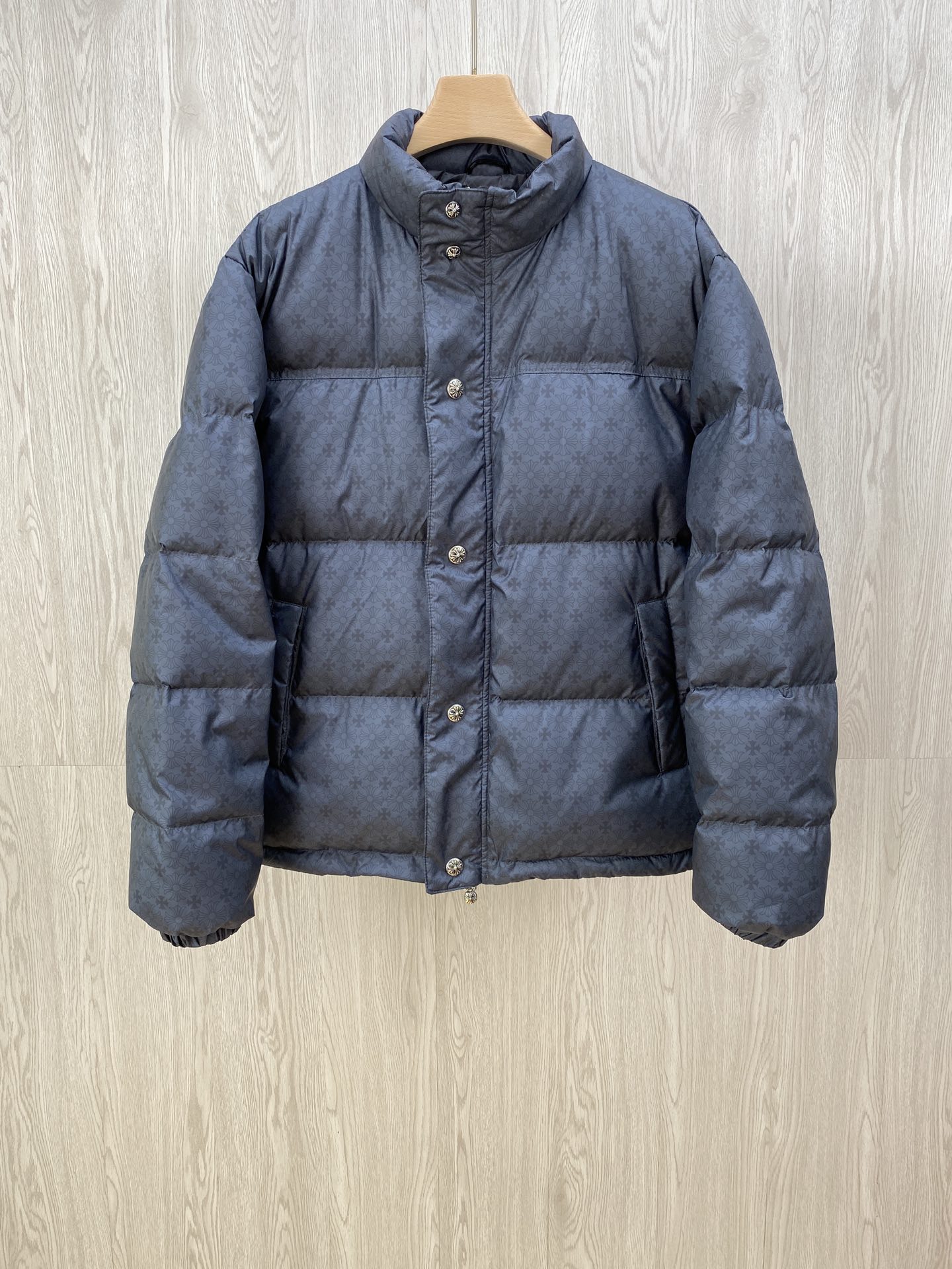 NO:548411,Hot products CH Croxin dark pattern silver button down jacket, ZP three W six purchase and development, customized same pattern black and gray fabric, imported nylon printed dark pattern fabric, high neckline windproof and cold warm, the real thing is black and gray, the color difference between different equipment, different color differences in distance and near, and the double-layer inner liner prevents diamond velvet, excellent warmth, grid-to-place cut, double-circle zipper and snap button, hand-sewn leather main mark, every detail reveals low-key luxury, top version, internal charge of about 380 grams, national standard 90 white duck down, fluffy and warm, good feel, the upper body is not bloated and controlled at will, style restoration, all kinds of hardware and auxiliary materials, cross zippers are customized, open mold, oxidation and old!  Same size S M L XL.,,chrome hearts,jackets & coats,down jacket,alexander wang19860909爆款爆款 CH克罗心 暗纹银扣羽绒服外套 ZP三W六购入开发 定做同纹路黑灰色面料 采用进口尼龙印花暗纹面料 高领口防风御寒保暖 实物为黑灰色 不同设备远近分辨率有所色差泛藏青 双层内胆防止钻绒 保暖性极佳 对格对位裁剪 双门襟拉链加按扣 手工缝制真皮主标 每一个细节都透露出低调的奢华 顶级版本 内充380克左右 国标90白鸭绒 蓬松保暖 手感好 上身不臃肿随意驾驭 版型还原 各种五金辅料十字架拉链全部订制开模 氧化做旧！男女同款 尺码S M L XL.,,chrome hearts,jackets & coats,down jacket,alexander wang,Men's clothing