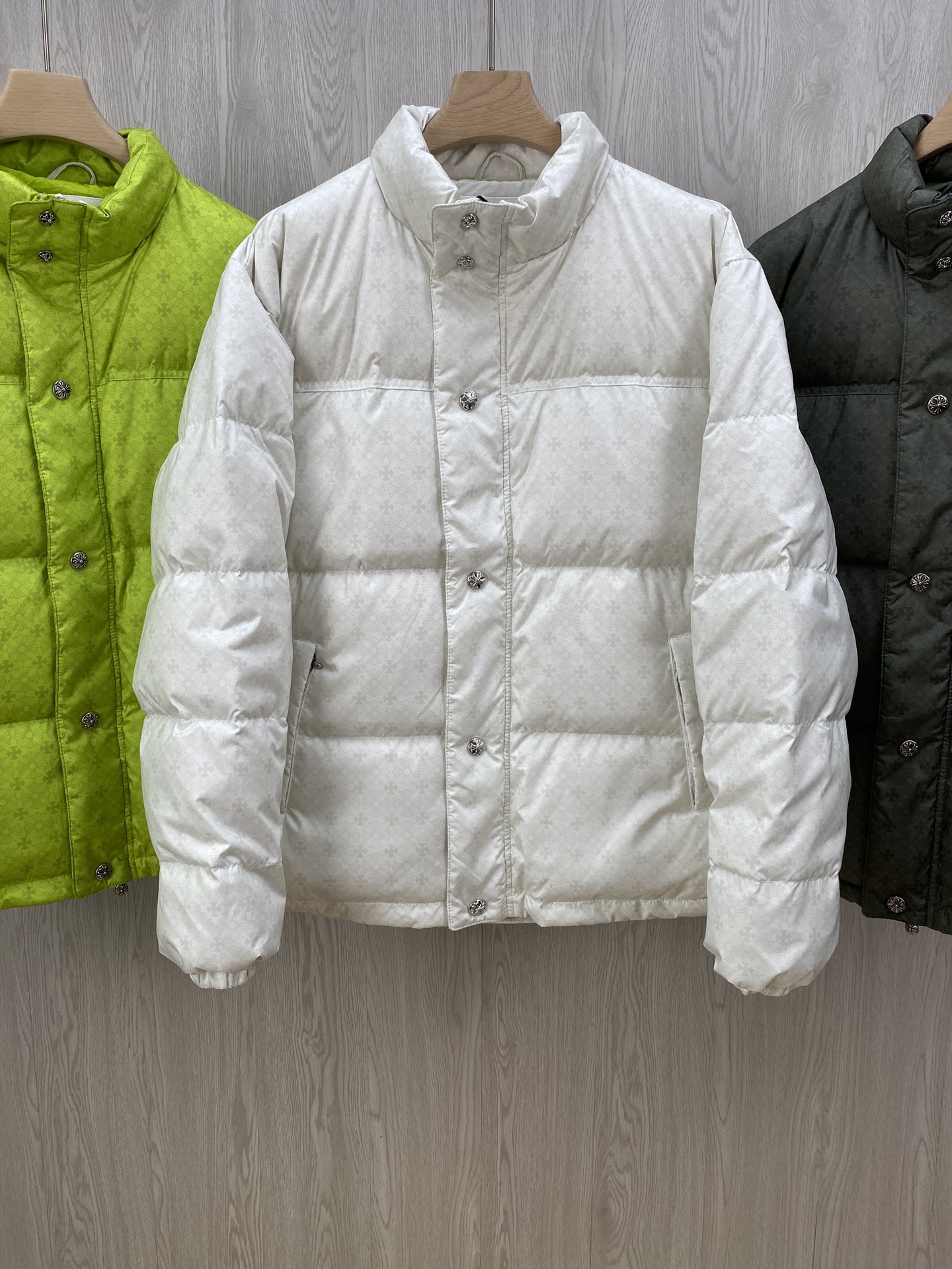 NO:548419,Hot products CH Croxin dark pattern silver button down jacket, ZP three W six purchase and development, customized same pattern black and gray fabric, imported nylon printed dark pattern fabric, high neckline windproof and cold warm, the real thing is black and gray, the color difference between different equipment, different color differences in distance and near, and the double-layer inner liner prevents diamond velvet, excellent warmth, grid-to-place cutting, double-balance zipper and snap button, hand-sewn leather main mark, every detail reveals low-key luxury, top version, internal charge of about 380 grams, national standard 90 white duck down, fluffy and warm, good feel, the upper body is not bloated and controlled at will, style restoration, all hardware and auxiliary materials cross zippers are customized, open mold, oxidation and old!  Men and women Size S M L XL. Note that the white hardware is not oxidized and used. ZP is consistent., chrome hearts, jackets & coats, down jacket, alexander wang19860909爆款爆款 CH克罗心 暗纹银扣羽绒服外套 ZP三W六购入开发 定做同纹路黑灰色面料 采用进口尼龙印花暗纹面料 高领口防风御寒保暖 实物为黑灰色 不同设备远近分辨率有所色差泛藏青 双层内胆防止钻绒 保暖性极佳 对格对位裁剪 双门襟拉链加按扣 手工缝制真皮主标 每一个细节都透露出低调的奢华 顶级版本 内充380克左右 国标90白鸭绒 蓬松保暖 手感好 上身不臃肿随意驾驭 版型还原 各种五金辅料十字架拉链全部订制开模 氧化做旧！男女同款 尺码S M L XL. 注意白色五金是没有氧化做旧处理.ZP一致.,,chrome hearts,jackets & coats,down jacket,alexander wang,Men's clothing