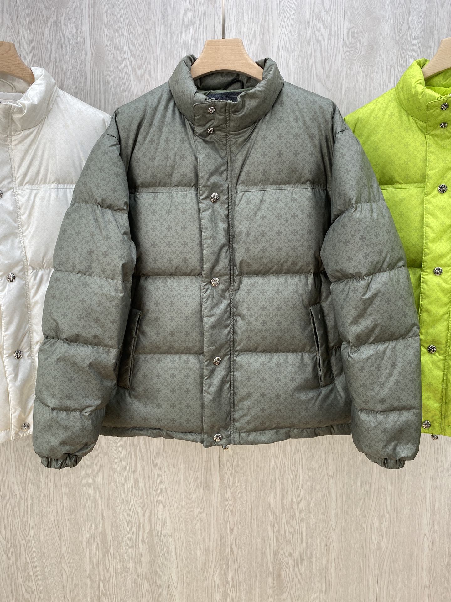 NO:548427,Hot item CH Croix Heart dark pattern silver buckle down jacket purchased and developed by ZP three W six. Custom-made black and gray fabric with the same pattern. Made of imported nylon printed dark pattern fabric. High neckline, windproof, cold and warm. The actual product is black and gray. The far and near resolutions of different devices have color differences. Pan-navy. Double-layer lining to prevent velvet. Excellent warmth. Counter-position tailoring. Double placket zippers and snaps. Hand-sewn leather main label. Every detail reveals low-key luxury.  The top version has an internal charge of about 380 grams. It is national standard 90 white duck down. It is fluffy and warm. It feels good. The upper body is not bloated and can be controlled at will. The version is restored. All kinds of hardware accessories, cross zippers, are all customized and molded, oxidized and distressed!  Unisex size S M L XL.,,chrome hearts,jackets & coats,down jacket,alexander wang19860909爆款爆款 CH克罗心 暗纹银扣羽绒服外套 ZP三W六购入开发 定做同纹路黑灰色面料 采用进口尼龙印花暗纹面料 高领口防风御寒保暖 实物为黑灰色 不同设备远近分辨率有所色差泛藏青 双层内胆防止钻绒 保暖性极佳 对格对位裁剪 双门襟拉链加按扣 手工缝制真皮主标 每一个细节都透露出低调的奢华 顶级版本 内充380克左右 国标90白鸭绒 蓬松保暖 手感好 上身不臃肿随意驾驭 版型还原 各种五金辅料十字架拉链全部订制开模 氧化做旧！男女同款 尺码S M L XL.,,chrome hearts,jackets & coats,down jacket,alexander wang,Men's clothing