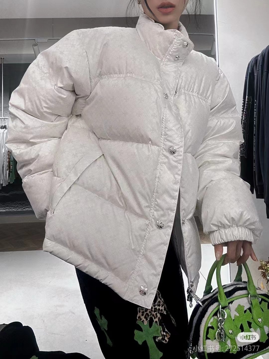 NO:548423,Hot products CH Croxin dark pattern silver button down jacket, ZP three W six purchase and development, customized same pattern black and gray fabric, imported nylon printed dark pattern fabric, high neckline windproof and cold warm, the real thing is black and gray, the color difference between different equipment, different color differences in distance and near, and the double-layer inner liner prevents diamond velvet, excellent warmth, grid-to-place cutting, double-balance zipper and snap button, hand-sewn leather main mark, every detail reveals low-key luxury, top version, internal charge of about 380 grams, national standard 90 white duck down, fluffy and warm, good feel, the upper body is not bloated and controlled at will, style restoration, all hardware and auxiliary materials cross zippers are customized, open mold, oxidation and old!  Same size S M L XL, chrome hearts, jackets & coats, down jacket, alexander wang19860909爆款爆款 CH克罗心 暗纹银扣羽绒服外套 ZP三W六购入开发 定做同纹路黑灰色面料 采用进口尼龙印花暗纹面料 高领口防风御寒保暖 实物为黑灰色 不同设备远近分辨率有所色差泛藏青 双层内胆防止钻绒 保暖性极佳 对格对位裁剪 双门襟拉链加按扣 手工缝制真皮主标 每一个细节都透露出低调的奢华 顶级版本 内充380克左右 国标90白鸭绒 蓬松保暖 手感好 上身不臃肿随意驾驭 版型还原 各种五金辅料十字架拉链全部订制开模 氧化做旧！男女同款 尺码S M L XL,,chrome hearts,jackets & coats,down jacket,alexander wang,Men's clothing