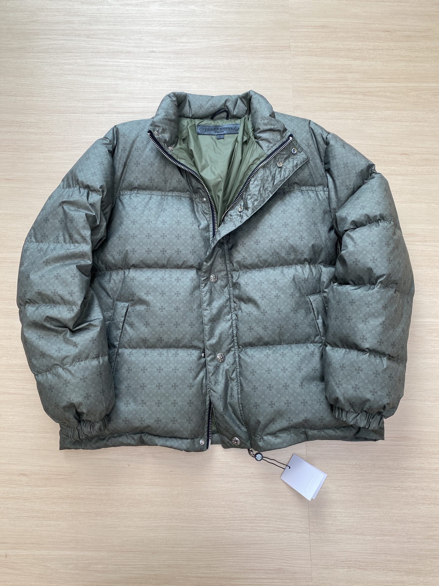 NO:548431,Hot products CH Croxin dark pattern silver button down jacket, ZP three W six purchase and development, customized same pattern black and gray fabric, imported nylon printed dark pattern fabric, high neckline windproof and cold warm, the real thing is black and gray, the color difference between different equipment, different color differences in distance and near, and the double-layer inner liner prevents diamond velvet, excellent warmth, grid-to-place cutting, double-balance zipper and snap button, hand-sewn leather main mark, every detail reveals low-key luxury, top version, internal charge of about 380 grams, national standard 90 white duck down, fluffy and warm, good feel, the upper body is not bloated and controlled at will, style restoration, all hardware and auxiliary materials cross zippers are customized, open mold, oxidation and old!  Same size S M L XL, chrome hearts, jackets & coats, down jacket, alexander wang19860909爆款爆款 CH克罗心 暗纹银扣羽绒服外套 ZP三W六购入开发 定做同纹路黑灰色面料 采用进口尼龙印花暗纹面料 高领口防风御寒保暖 实物为黑灰色 不同设备远近分辨率有所色差泛藏青 双层内胆防止钻绒 保暖性极佳 对格对位裁剪 双门襟拉链加按扣 手工缝制真皮主标 每一个细节都透露出低调的奢华 顶级版本 内充380克左右 国标90白鸭绒 蓬松保暖 手感好 上身不臃肿随意驾驭 版型还原 各种五金辅料十字架拉链全部订制开模 氧化做旧！男女同款 尺码S M L XL,,chrome hearts,jackets & coats,down jacket,alexander wang,Men's clothing