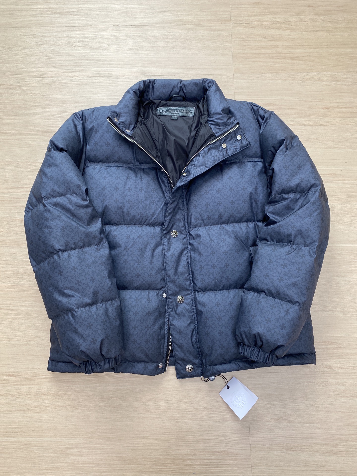 NO:548415,Hot products CH Croxin dark pattern silver button down jacket, ZP three W six purchase and development, customized same pattern black and gray fabric, imported nylon printed dark pattern fabric, high neckline windproof and cold warm, the real thing is black and gray, the color difference between different equipment, different color differences in distance and near, and the double-layer inner liner prevents diamond velvet, excellent warmth, grid-to-place cutting, double-balance zipper and snap button, hand-sewn leather main mark, every detail reveals low-key luxury, top version, internal charge of about 380 grams, national standard 90 white duck down, fluffy and warm, good feel, the upper body is not bloated and controlled at will, style restoration, all hardware and auxiliary materials cross zippers are customized, open mold, oxidation and old!  Same size S M L XL, chrome hearts, jackets & coats, down jacket, alexander wang19860909爆款爆款 CH克罗心 暗纹银扣羽绒服外套 ZP三W六购入开发 定做同纹路黑灰色面料 采用进口尼龙印花暗纹面料 高领口防风御寒保暖 实物为黑灰色 不同设备远近分辨率有所色差泛藏青 双层内胆防止钻绒 保暖性极佳 对格对位裁剪 双门襟拉链加按扣 手工缝制真皮主标 每一个细节都透露出低调的奢华 顶级版本 内充380克左右 国标90白鸭绒 蓬松保暖 手感好 上身不臃肿随意驾驭 版型还原 各种五金辅料十字架拉链全部订制开模 氧化做旧！男女同款 尺码S M L XL,,chrome hearts,jackets & coats,down jacket,alexander wang,Men's clothing