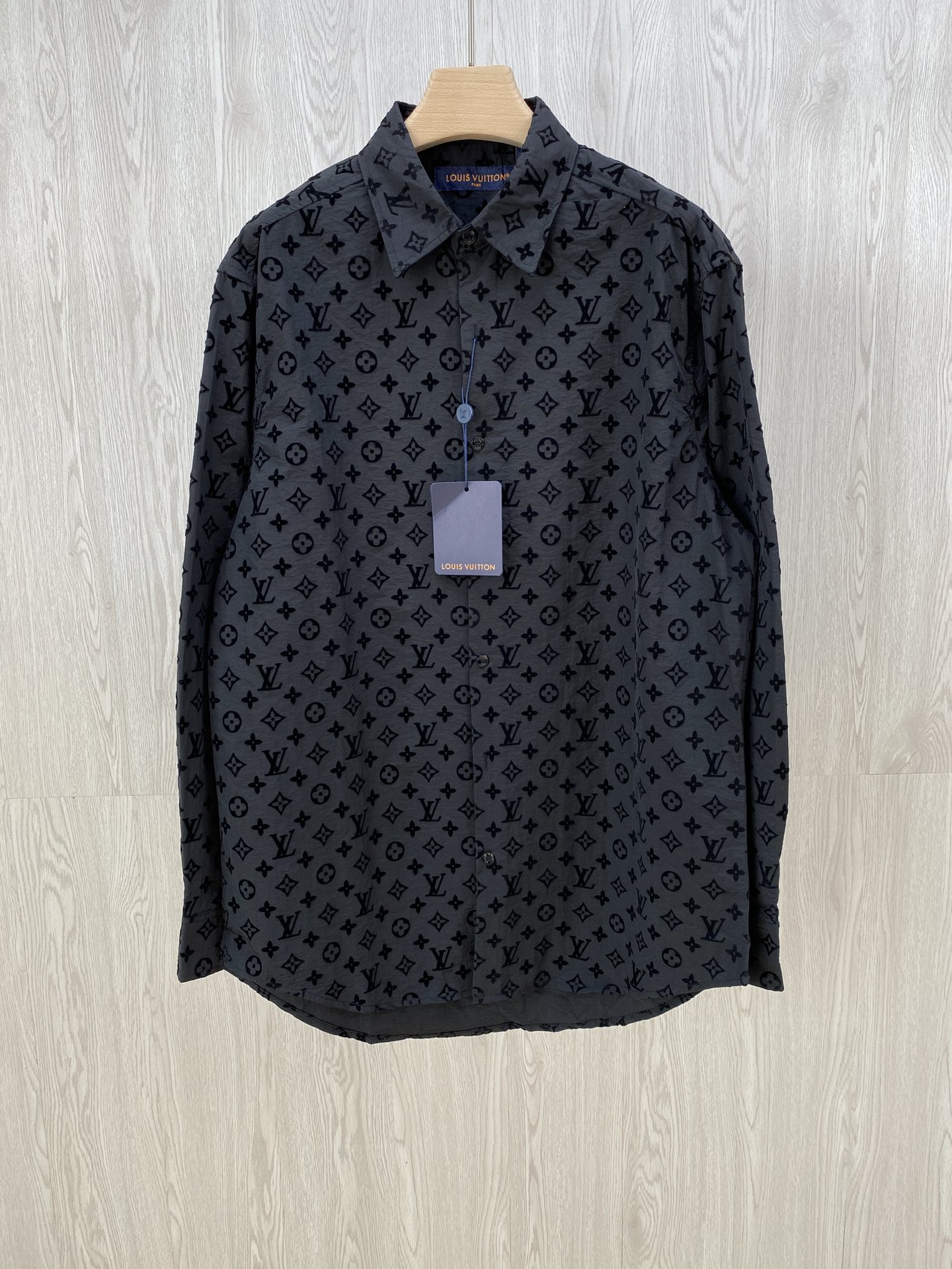 NO:508535,V classic jacquard full print flocking same casual long-sleeved shirt for men and women. The upper body is soft and comfortable, extremely delicate, the touch is solid and smooth and soft, the pleats are invincible. The details are perfect! The most popular full print elements are full of high-end sense. Custom flocking fabrics, which combine the classic logo pattern with super high-end feeling. The upper body is versatile and white, and the classic style of the counter is stable. Both men and women can have the upper body color. Black Size S M L.,,shirts,alexander wang19860909V经典款提花满印植绒男女同款休闲长袖衬衫 面料上身柔软舒适,极其细腻 手感扎实润滑且柔软 褶皱做旧手感无敌.细节处理完美!最火的满印元素 满满的高级感 定制植绒面料,融合了经典的logo 图案超高级的感觉 上身百搭显白 稳稳出街专柜经典款式 男女都可上身颜色 黑色 尺码S M L.,,shirts,alexander wang,Men's clothing