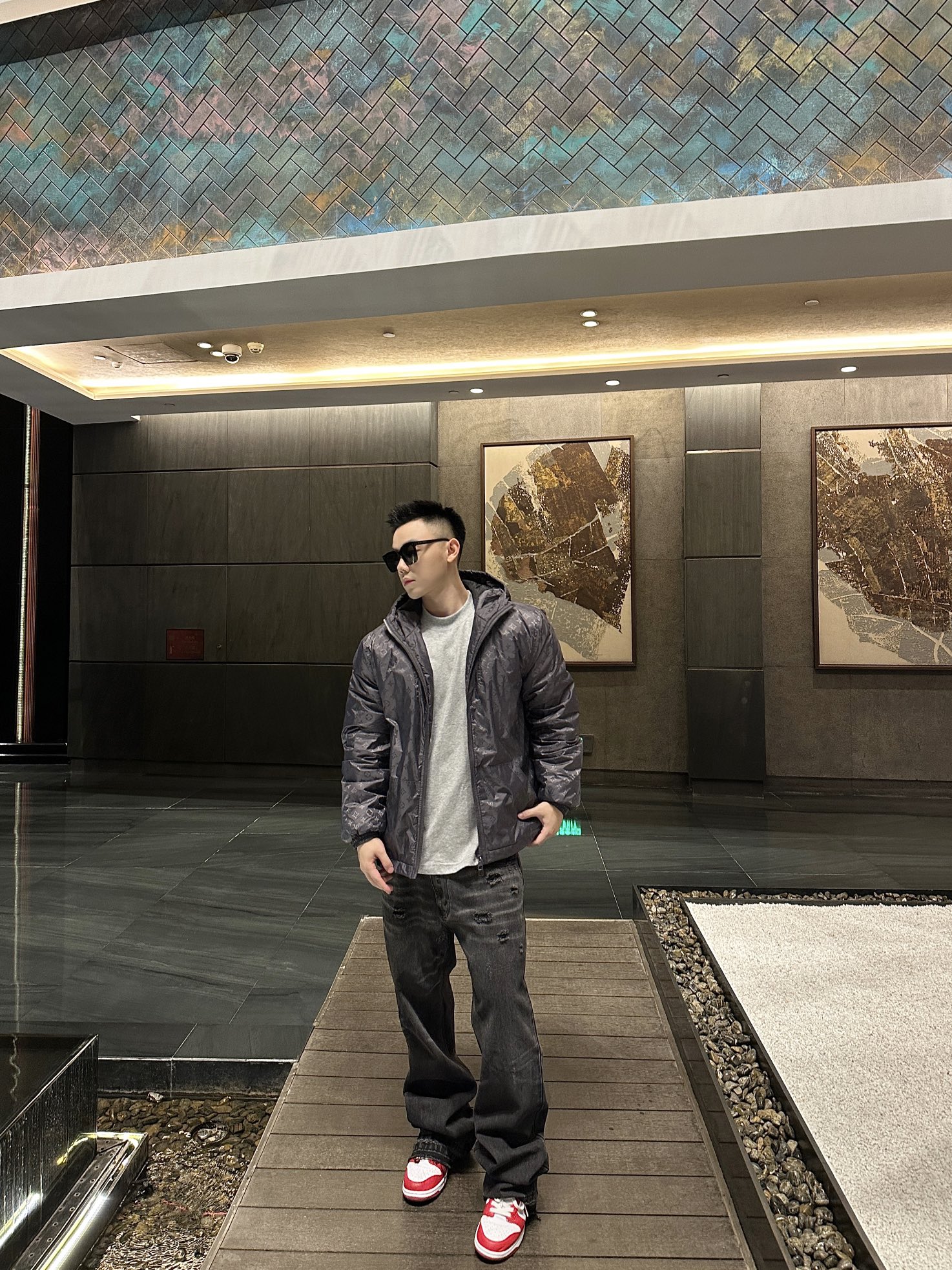 羽绒服-。 1V秋冬新款老花满印羽绒服外套采用宽松的剪裁样式，旨在倾力诠释品牌标志性元素，衣身全幅饰有印