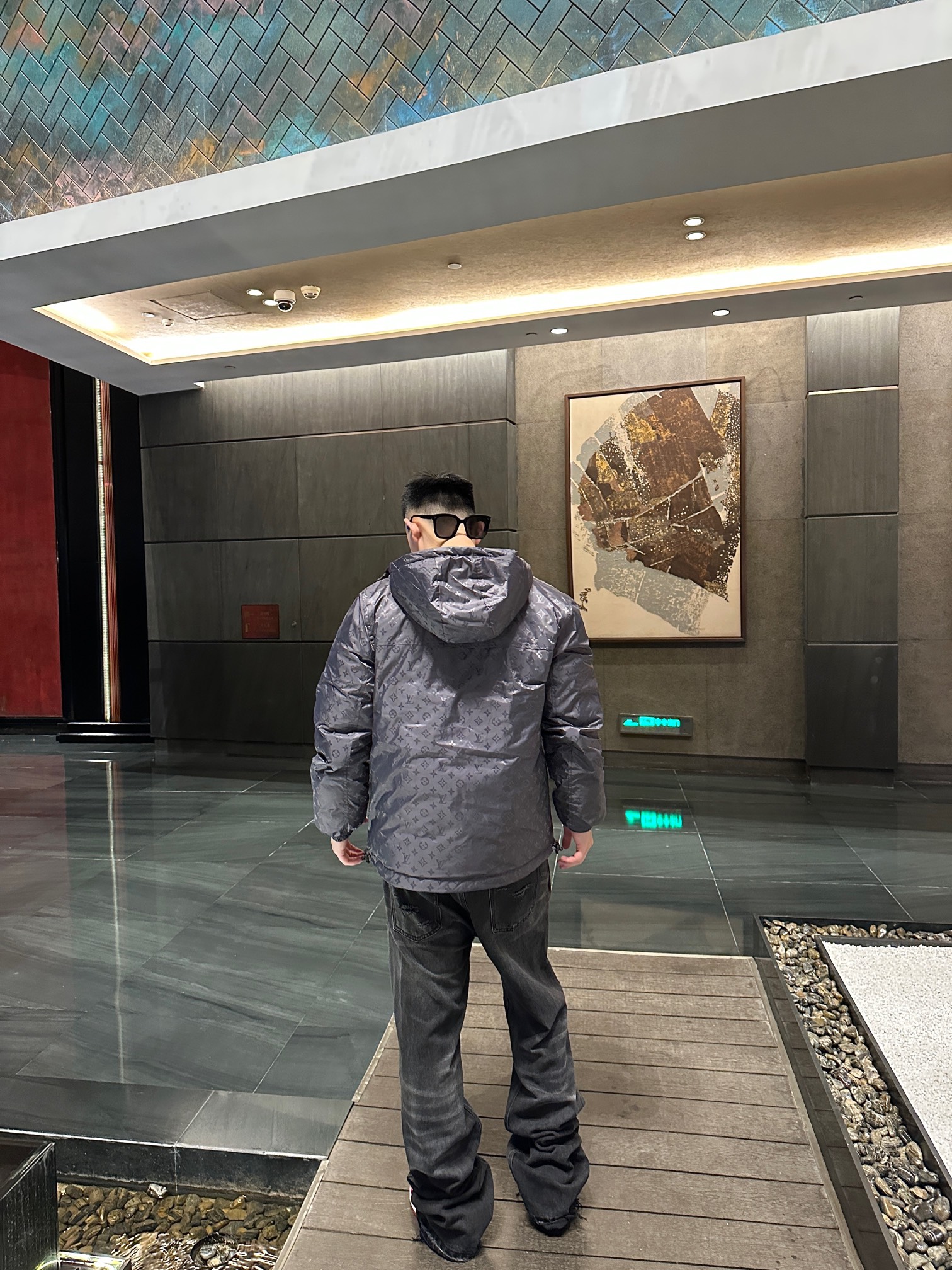 羽绒服-。 1V秋冬新款老花满印羽绒服外套采用宽松的剪裁样式，旨在倾力诠释品牌标志性元素，衣身全幅饰有印