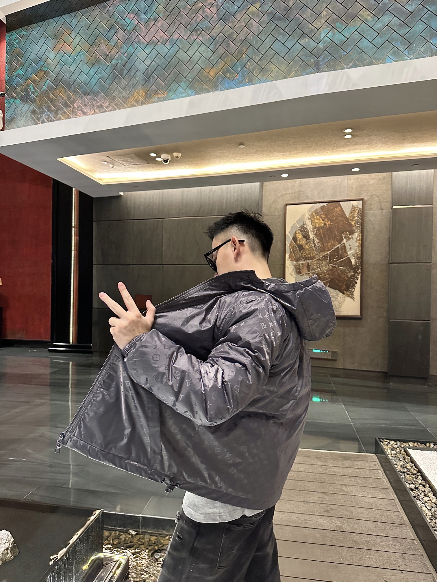 羽绒服-。 1V秋冬新款老花满印羽绒服外套采用宽松的剪裁样式，旨在倾力诠释品牌标志性元素，衣身全幅饰有印